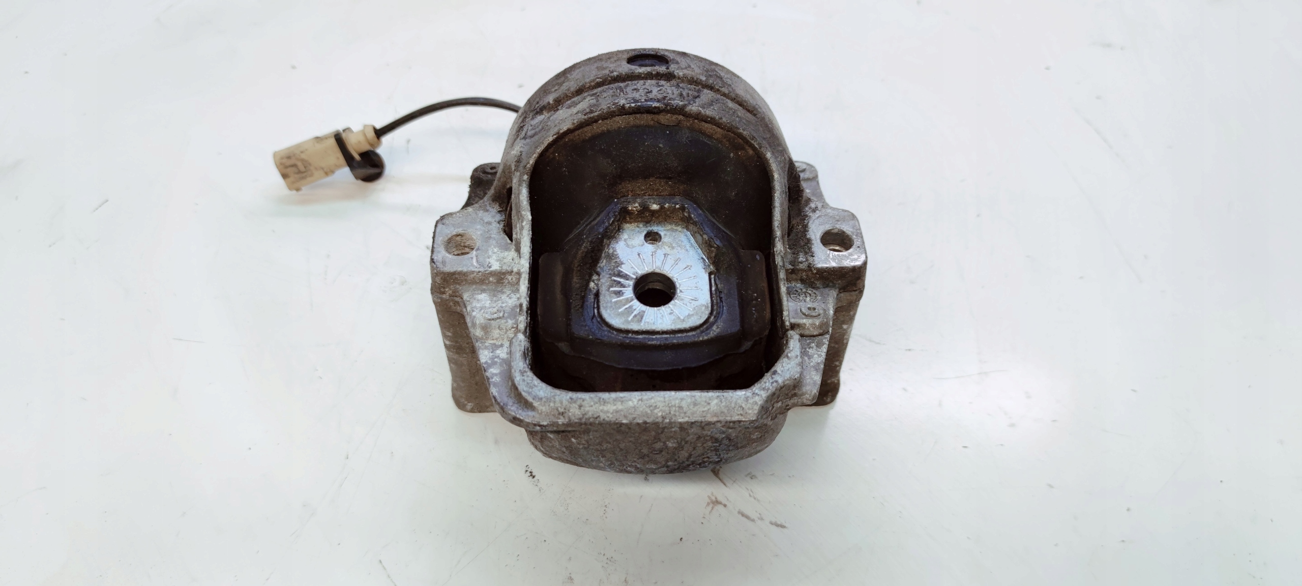 engine mount left or right Z with the sensor AUDI A4 B8 A5 Q5 8R0199381C