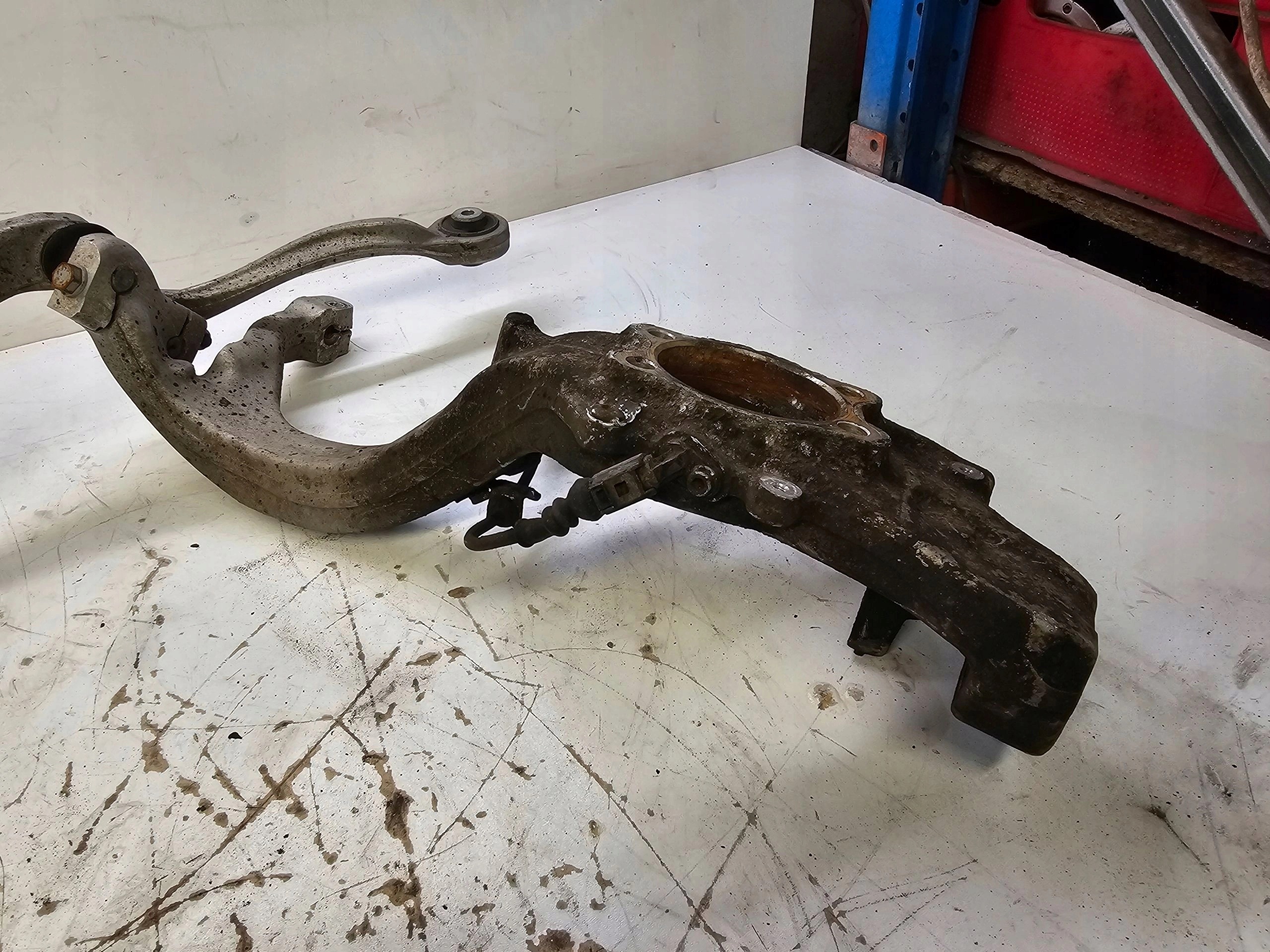 otoč levý předek AUDI A6 C6 4F0257 MALA