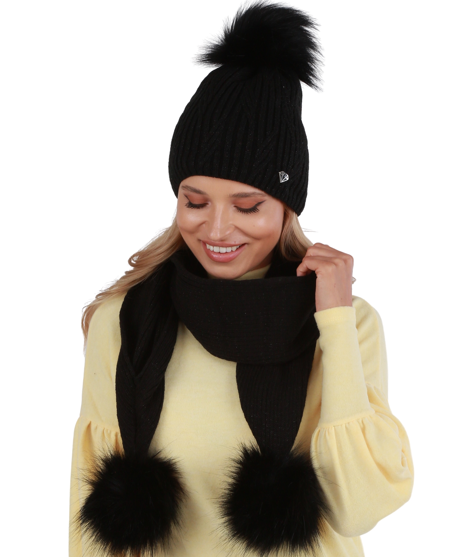 

Czarny Komplet Czapka polar plus Szalik pompony D1