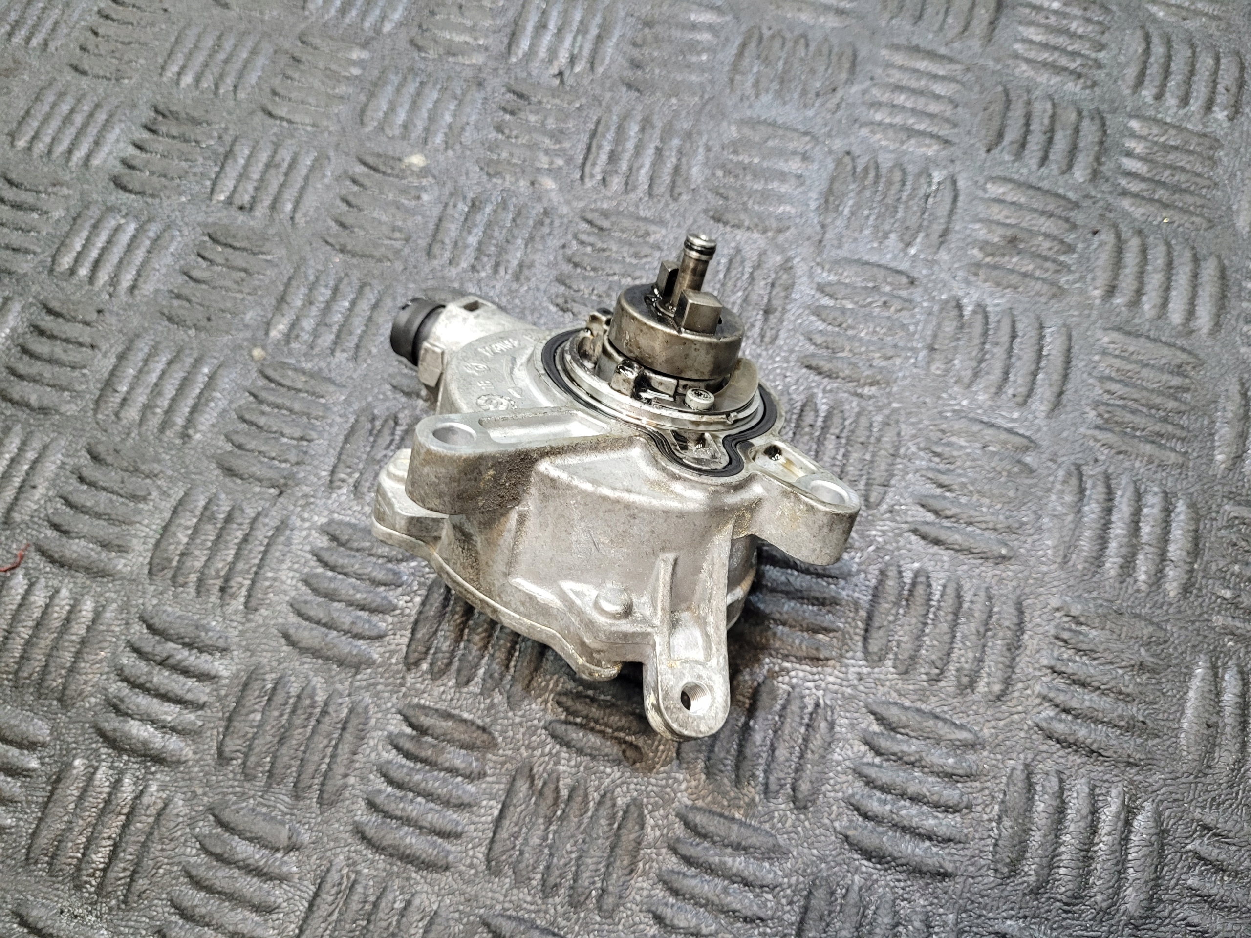 насос вакум 31219463 volvo XC60 и 2.4 D5