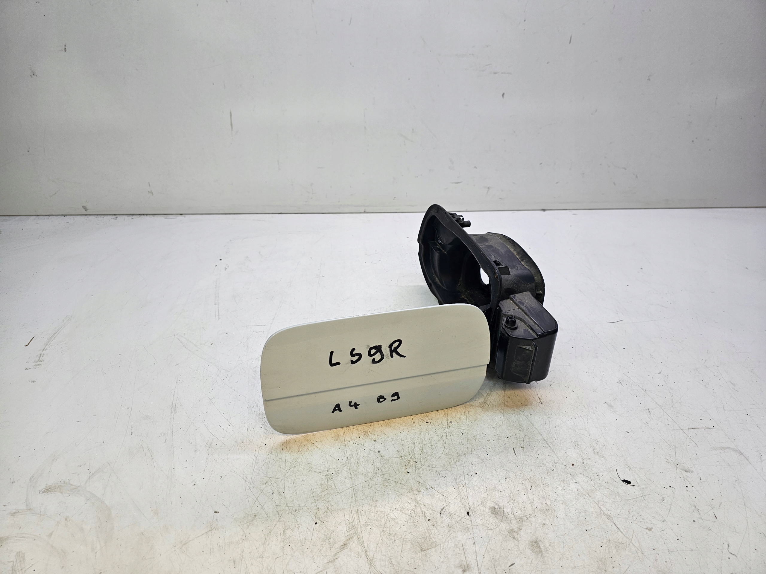 Tankklappe des Kraftstoffsbehälters AUDI A4 B9 8W0809906A LS9R