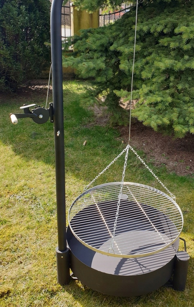 Šioje nuotraukoje galima įvertinti trikojį stovą, pakabinimo principą ir grilio grotelių vietą virš žarijų.
