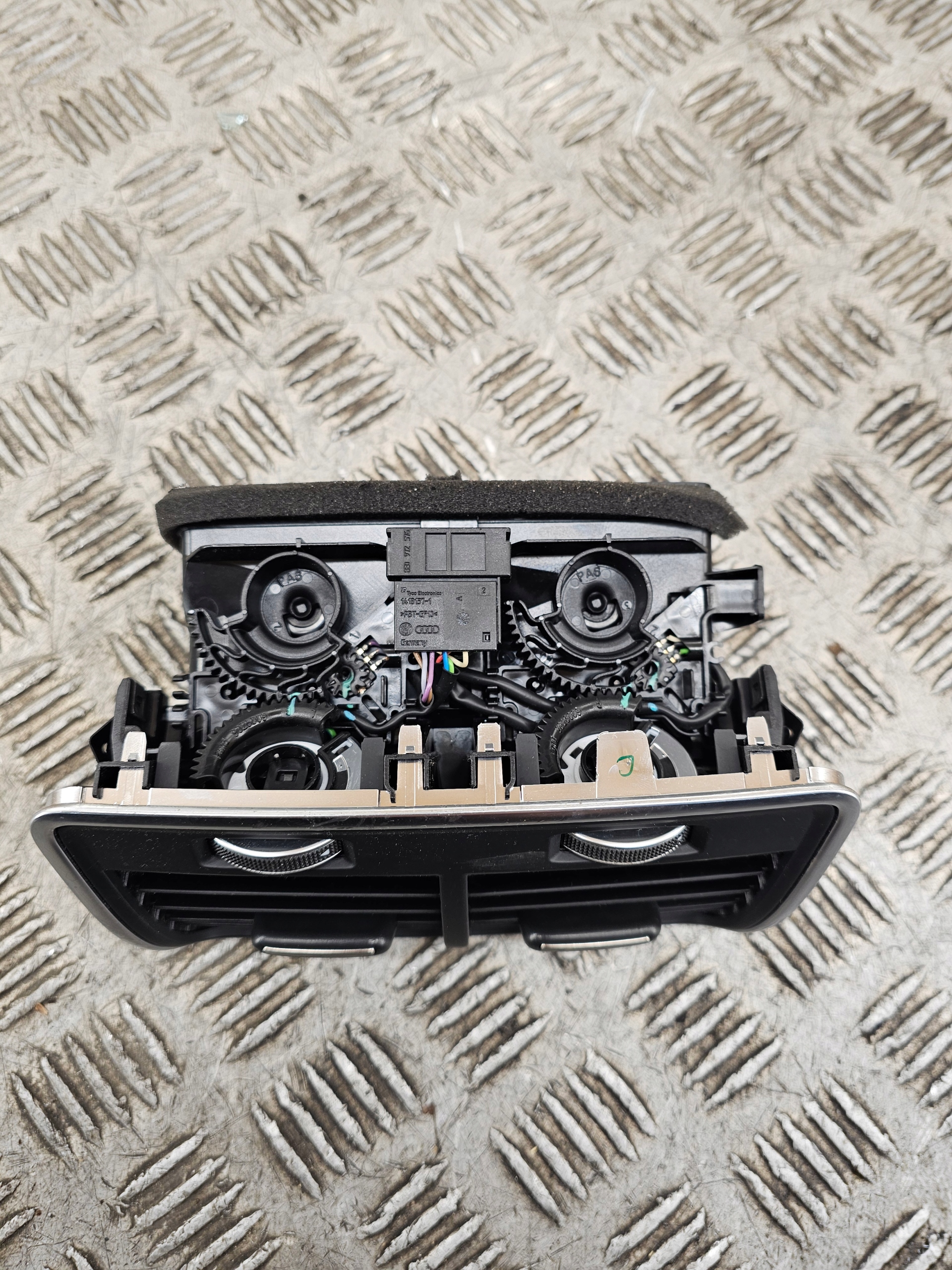 grid air conditioning devices TUNEL AUDI A6 C7 OE 4G0819203
