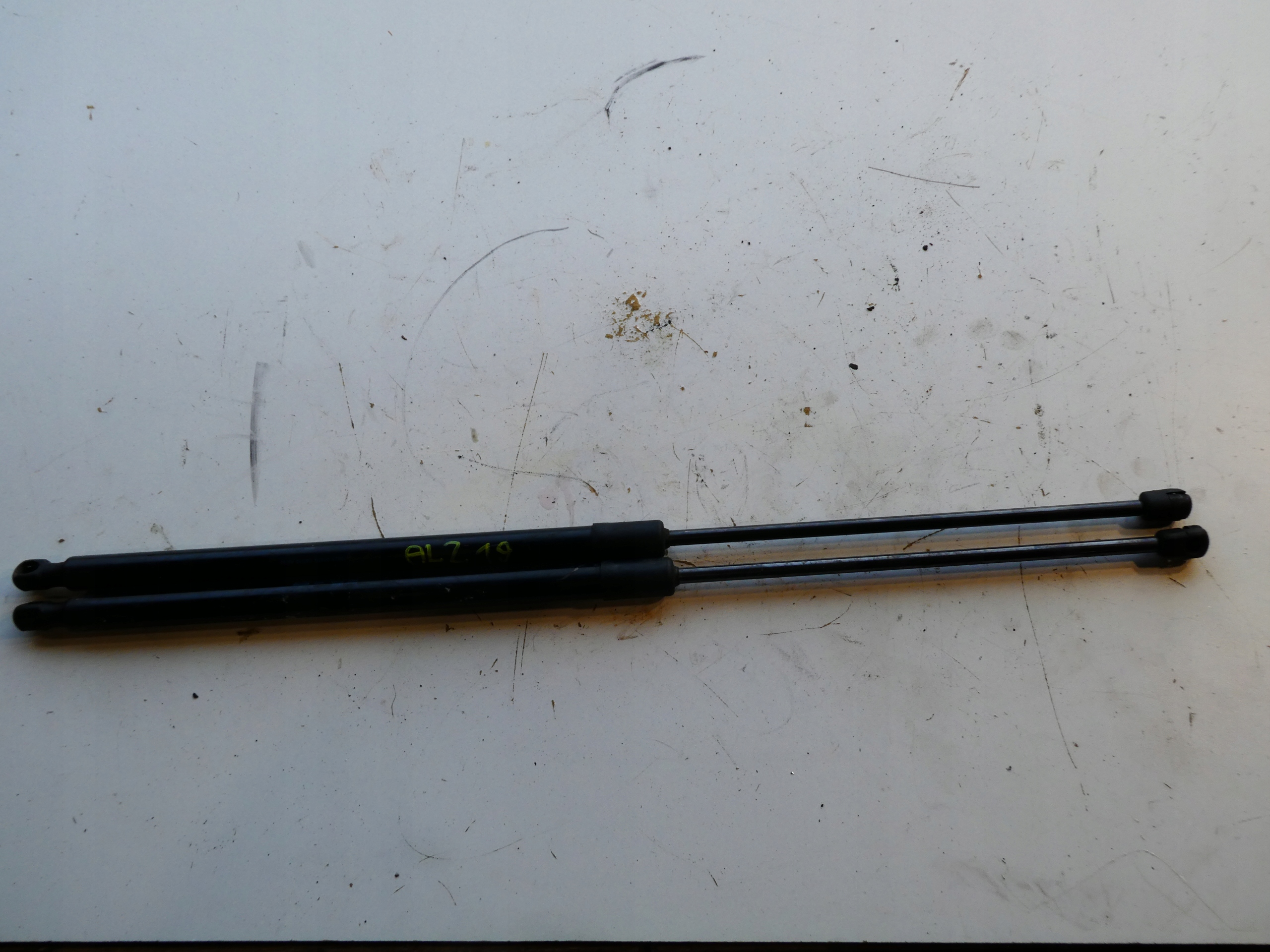 2 SILOWNIKI HECKKLAPPE VW CADDY IV 2K5 2K5827550
