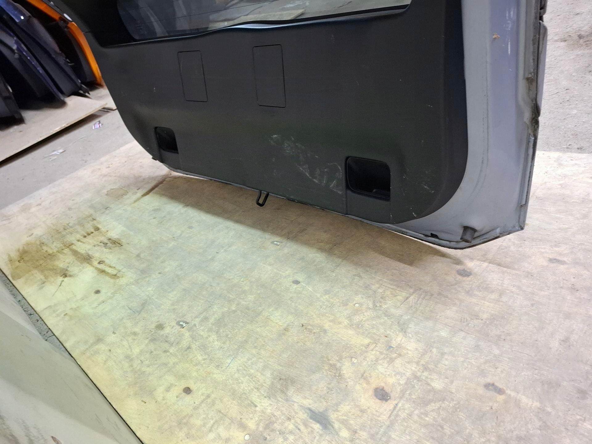 rear trunk door boot Toyota Prius 3 XW30 2011