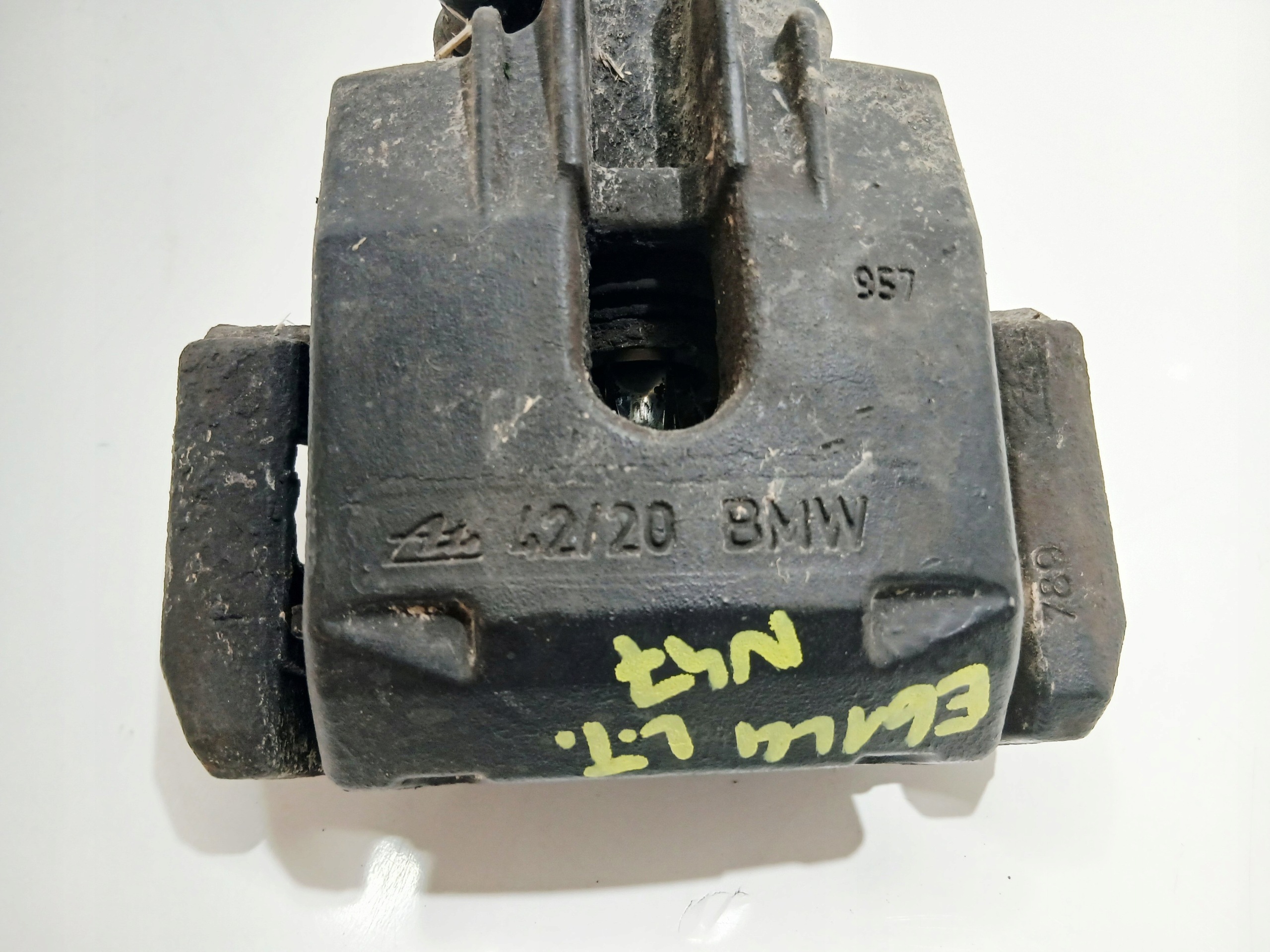 třmen brzdový levý záď BMW E61 N47 OE 42/20 (0000041)