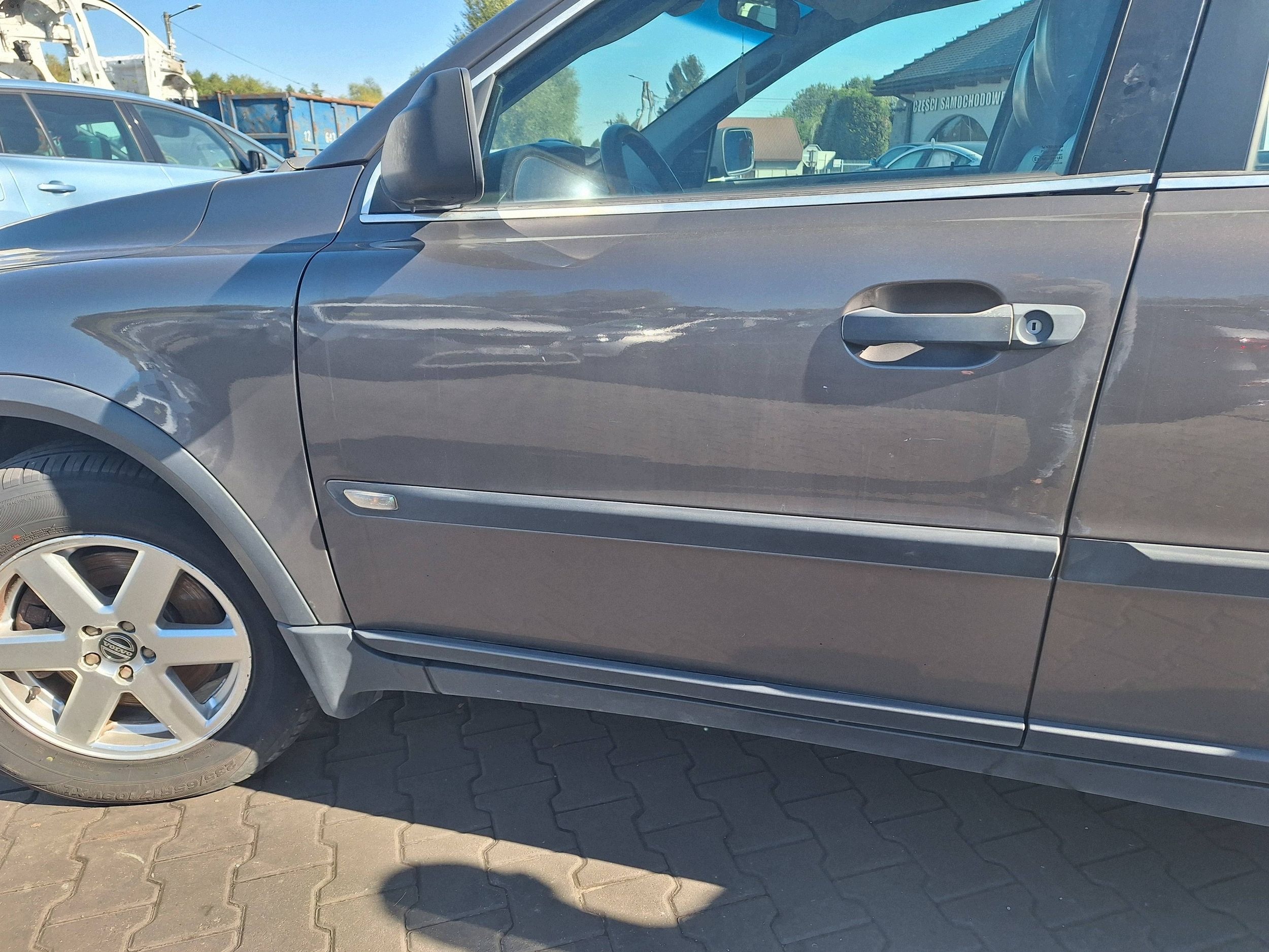 Volvo XC90 and (275) door left front left 468-46