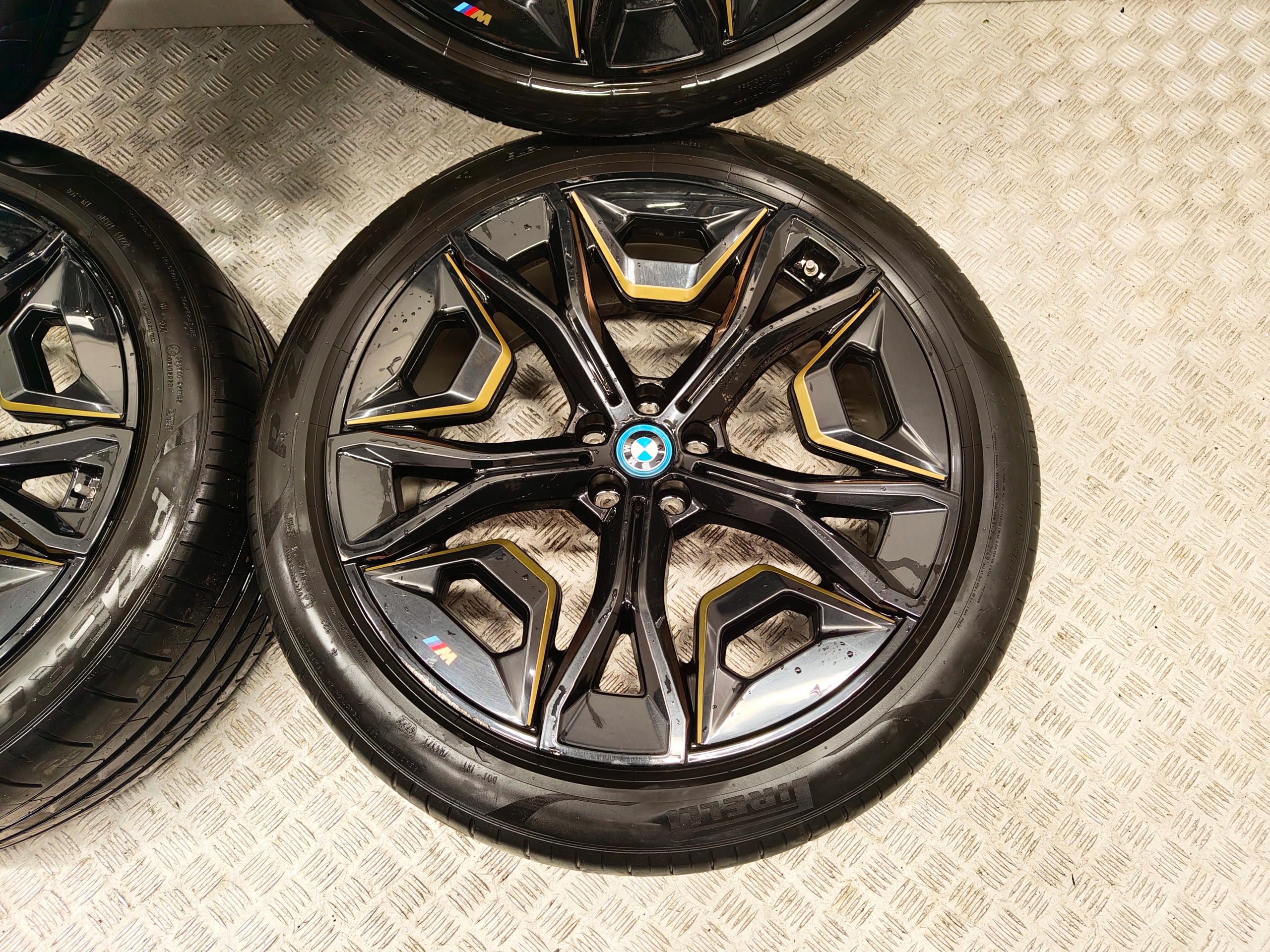 BMW iX i20 wheels discs 22 CALE tyres summer PIRELLI 275/40R22 m-packet