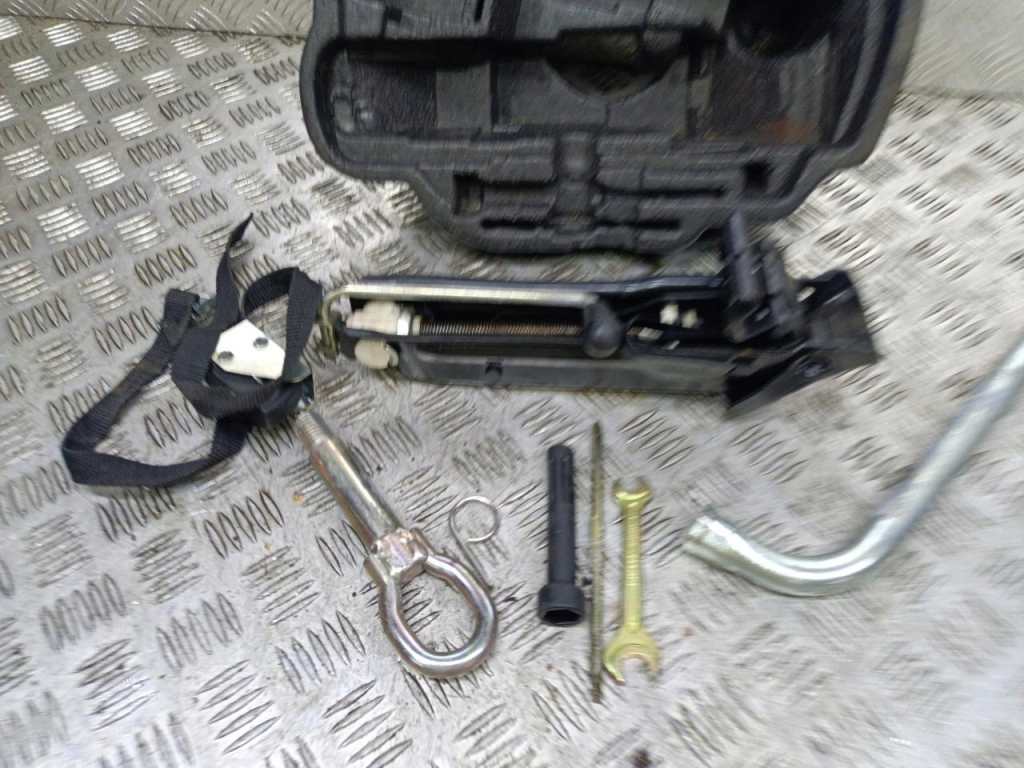 SKODA FABIA II WKŁAD KOŁA ZAPASOWEGO KPL Numer katalogowy części 01