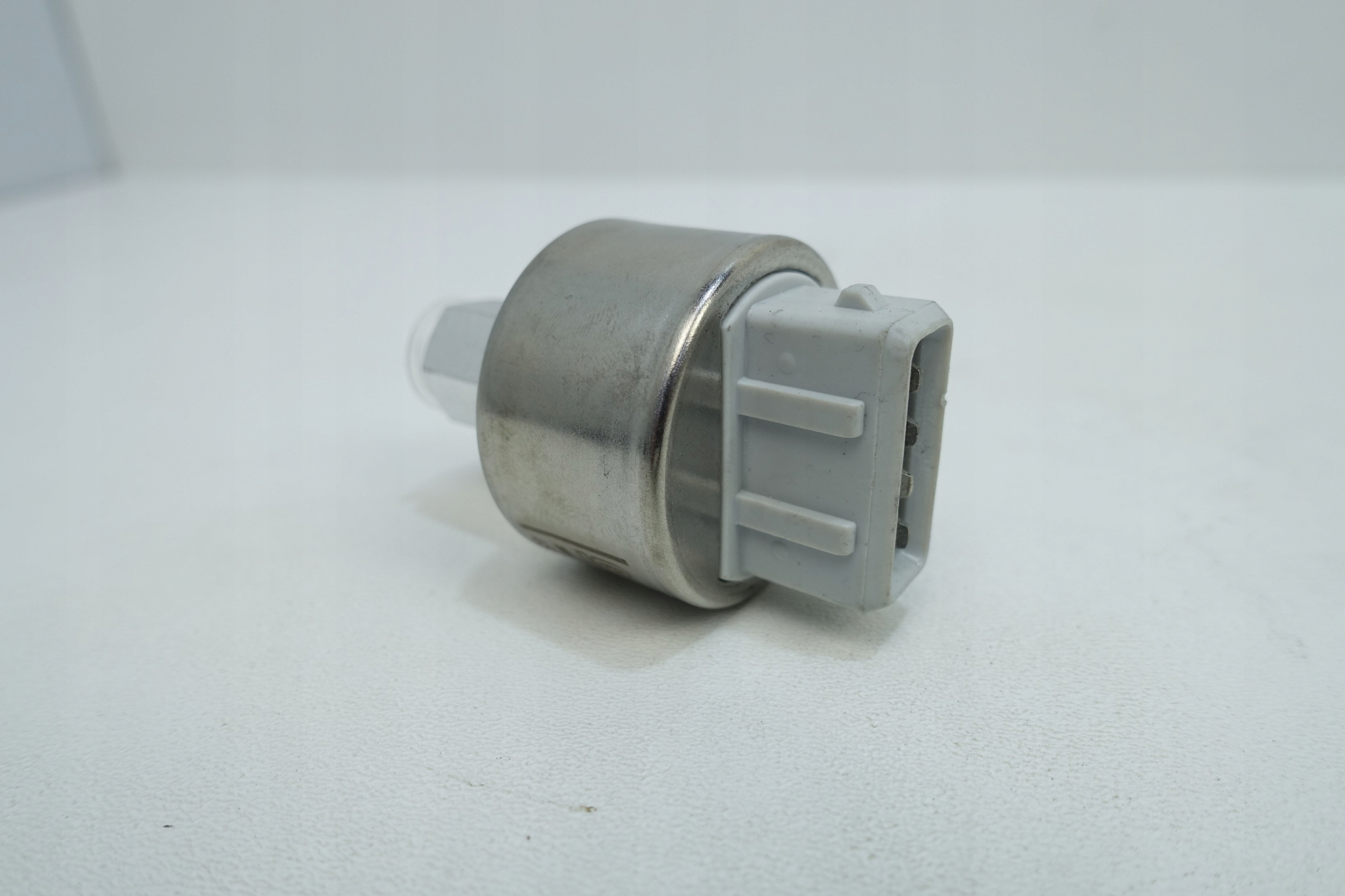 CZUJNIK CIŚNIENIA KLIMATYZACJI OPEL 90506751 Producent części Opel OE