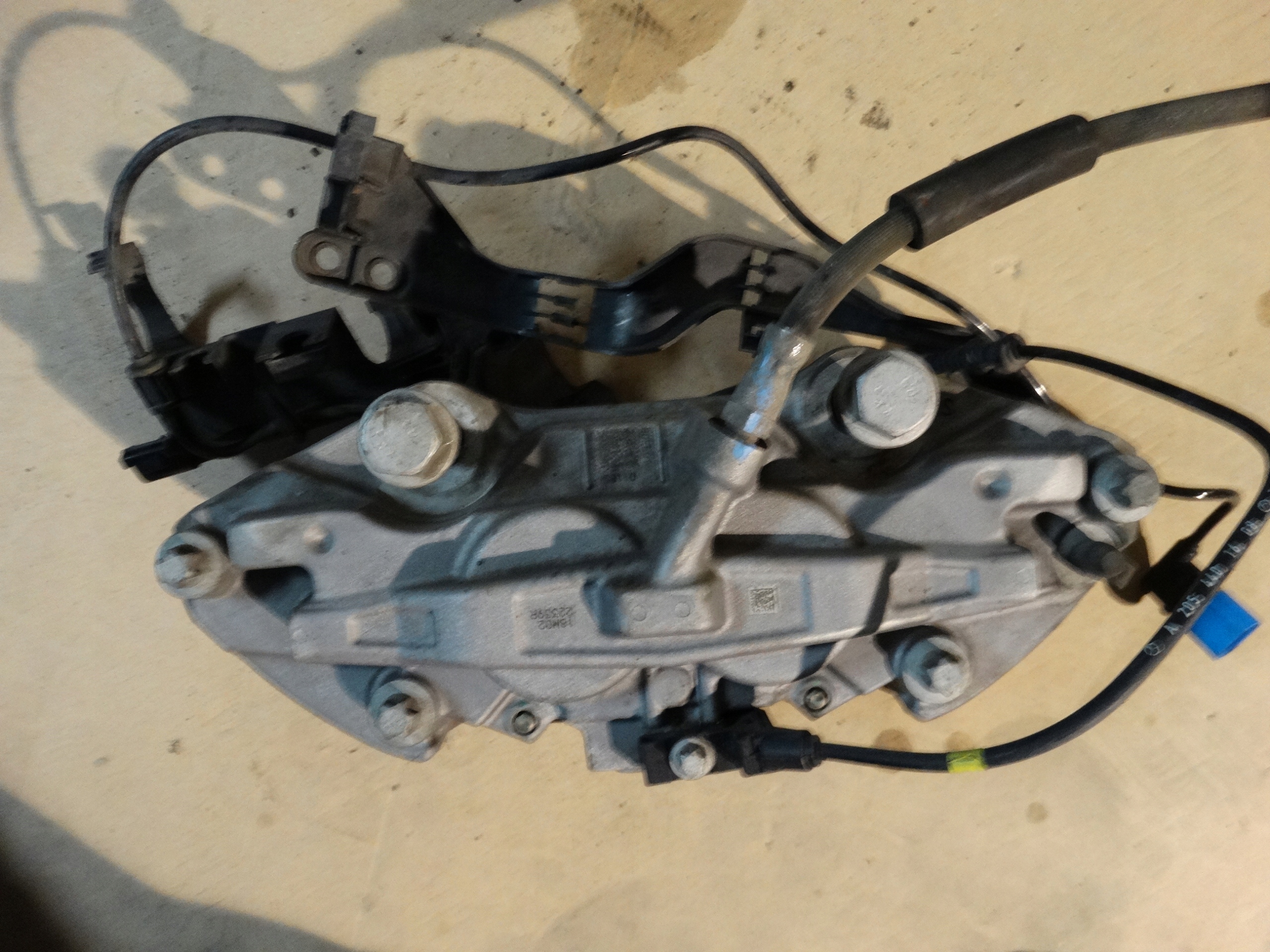 суппорт правый передний MERCEDES W205 1