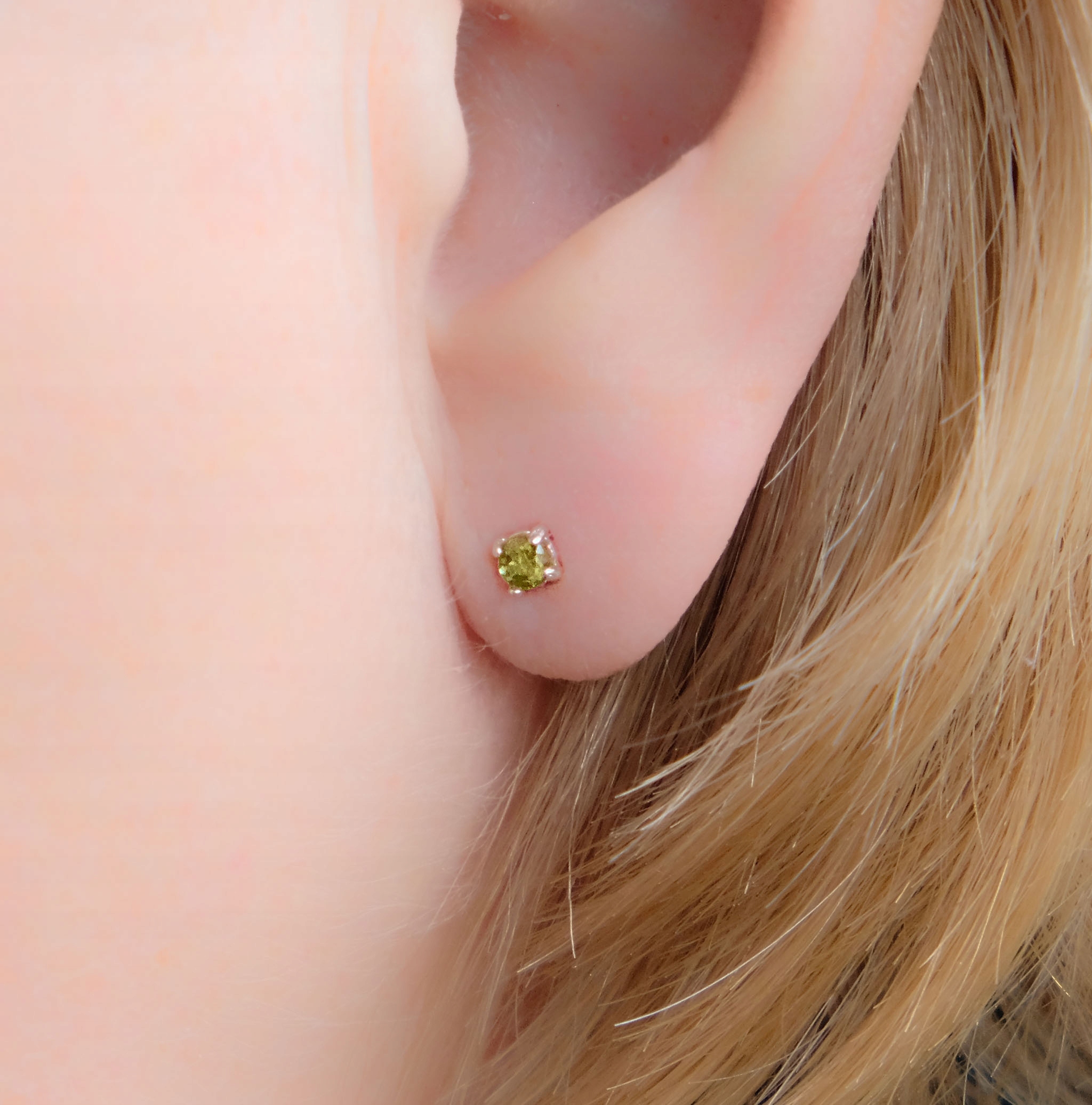 Minimalistické stříbrné náušnice se zeleným kamenem Olivín Peridot Stříbro