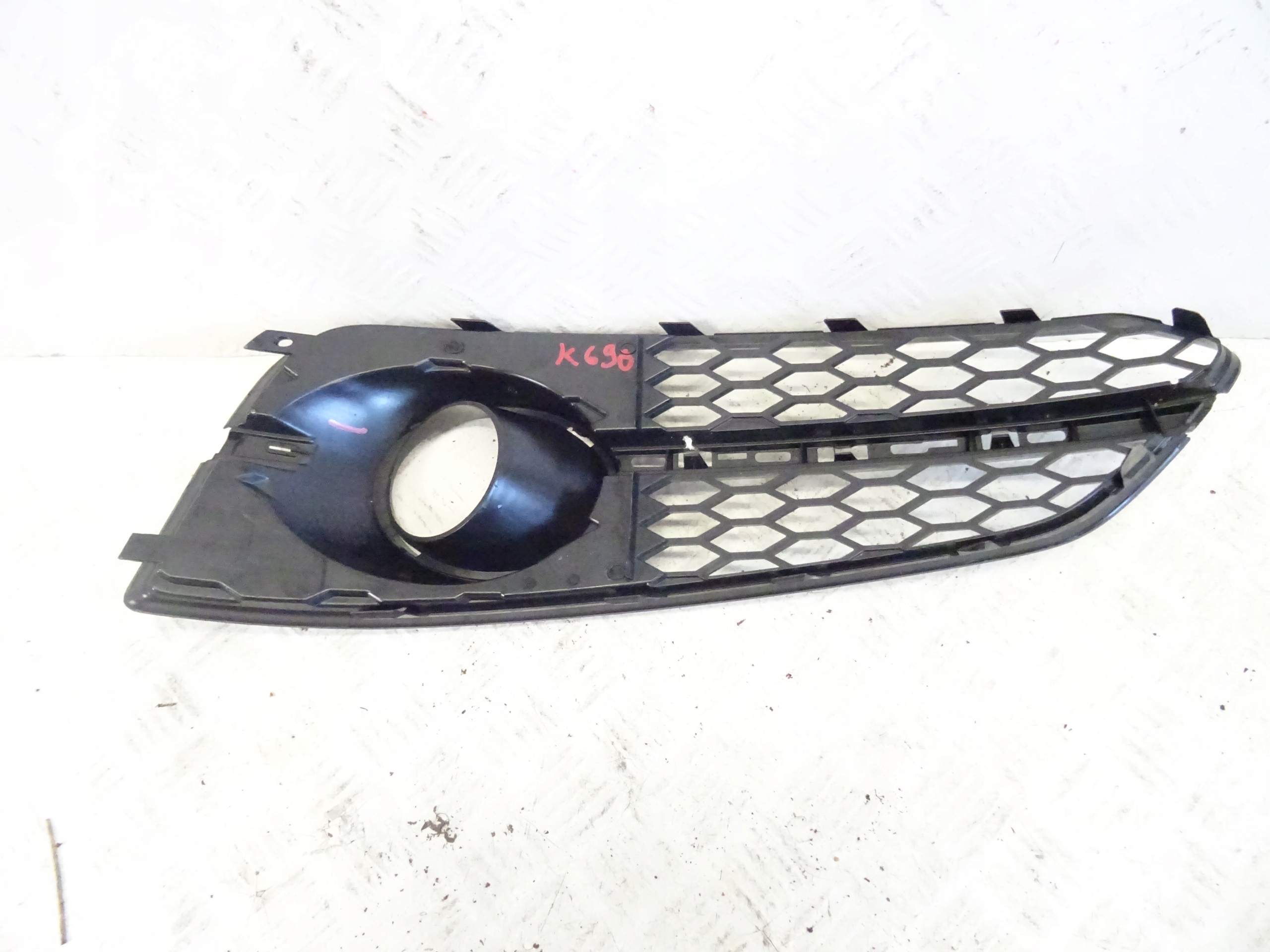 grid of a bumper front front right AUDI A8 D4 4H0807680
