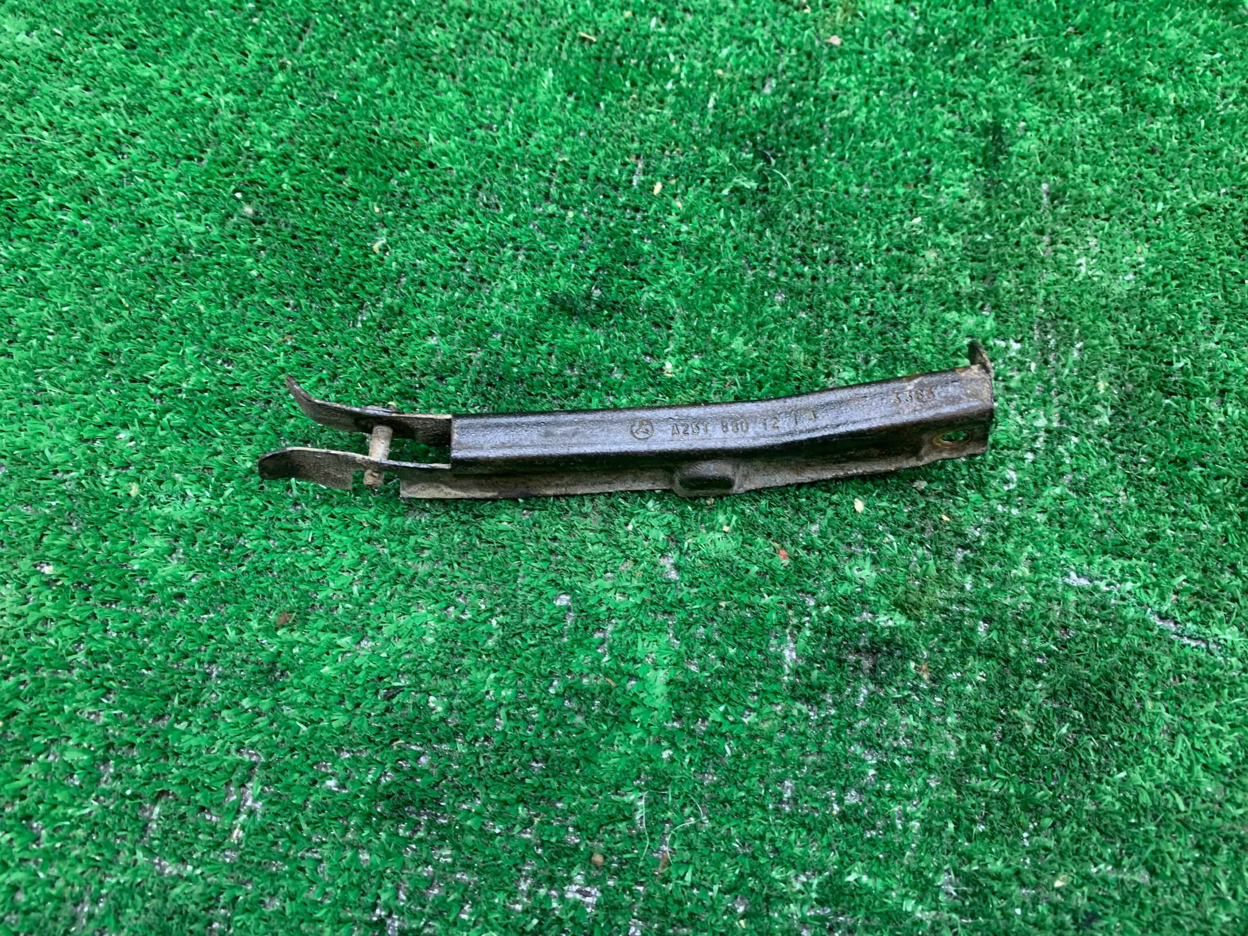 Ślizg zderzaka błotnika przód prawy Mercedes W251 A2518801214