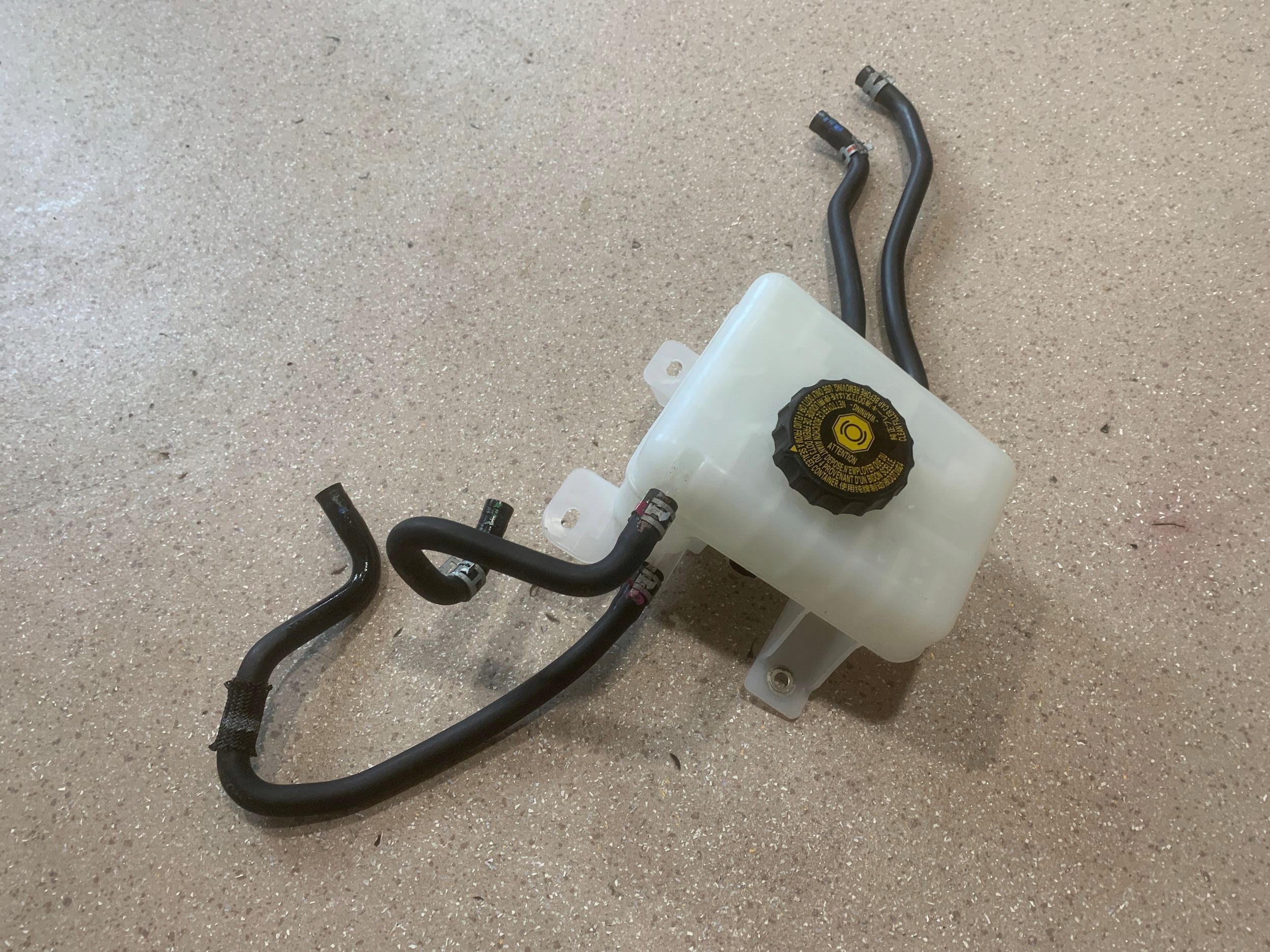 бачок тормозной жидкости lexus RX 450H