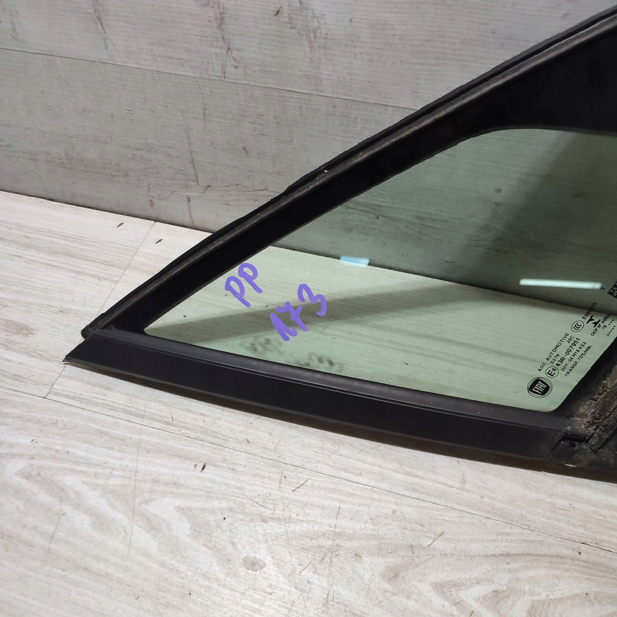 window trojkatna door przednich front side right Fiat 500X E000255