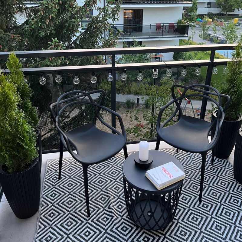 KRZESŁO PLASTIKOWE AŻUROWE CZARNE NOWOCZESNE DO JADALNI OGRODU na balkon Głębokość mebla 41 cm