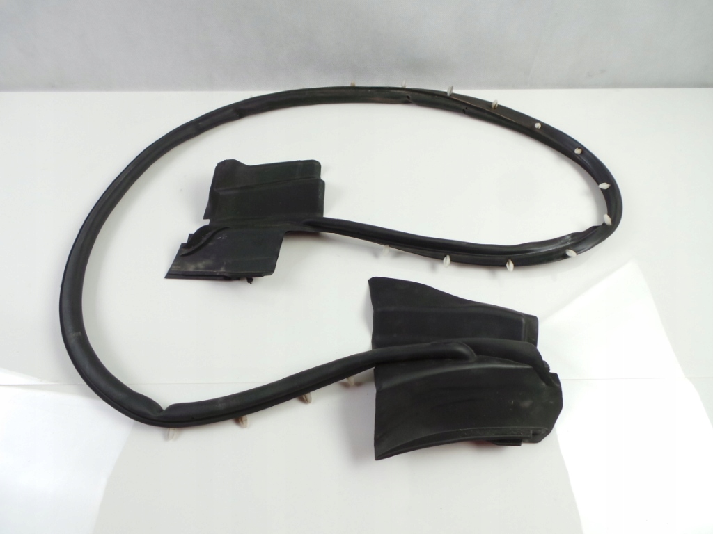 670032883 - Ущільнювач дверей задній лівий Maserati Levante