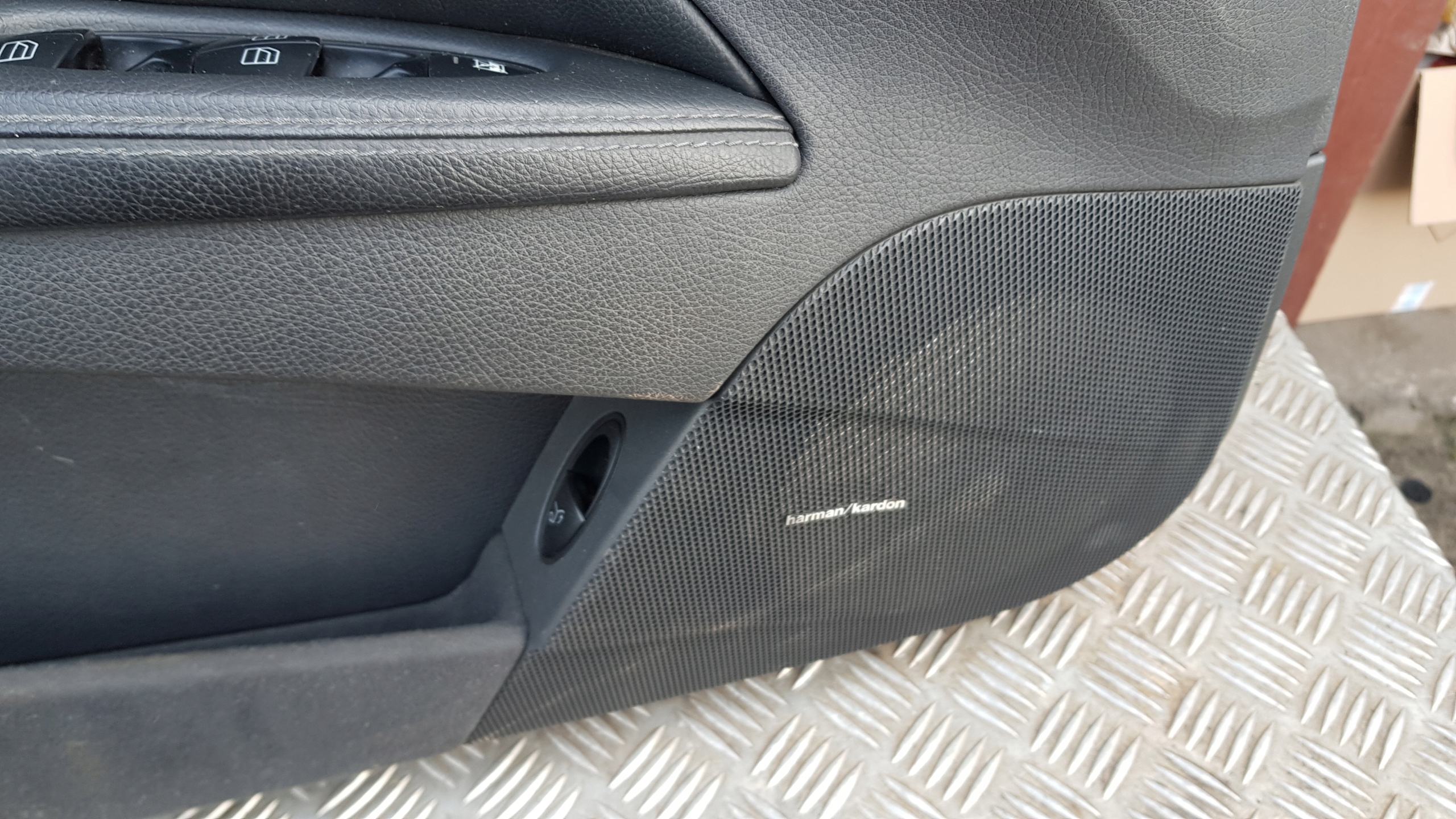MERCEDES E-KLASA W211 oldalsó kárpit bőr HARMAN KARDON fa