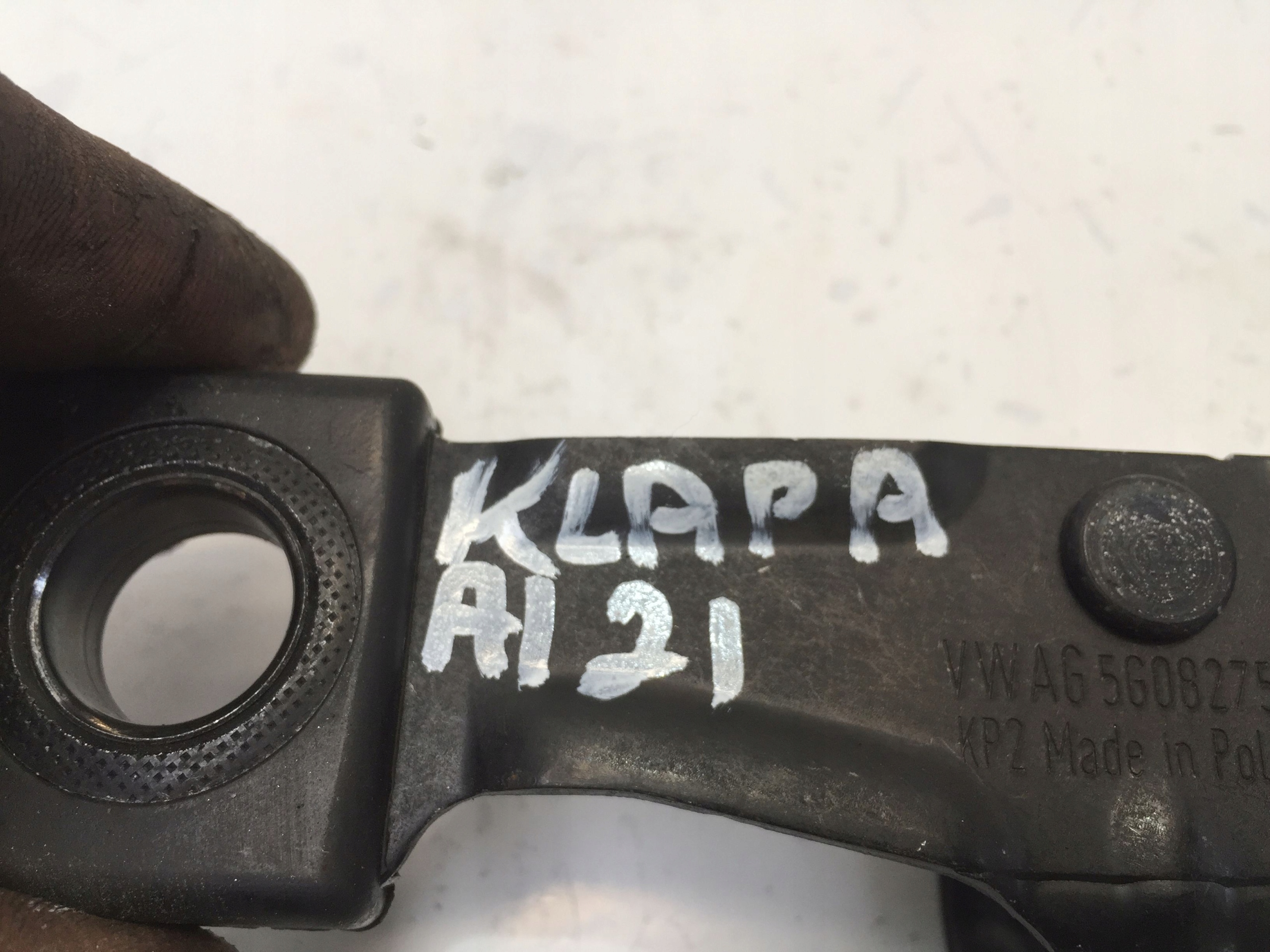 AUDI A1 82A RYGIEL ZAMKA KLAPY BAGAŻNIKA 5G0827517 Typ samochodu Samochody osobowe