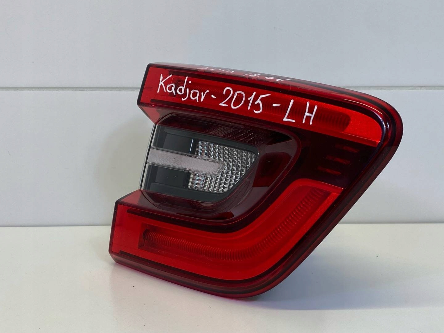 light rear to the bonnet left side Renault Kadjar 2018 265550151R