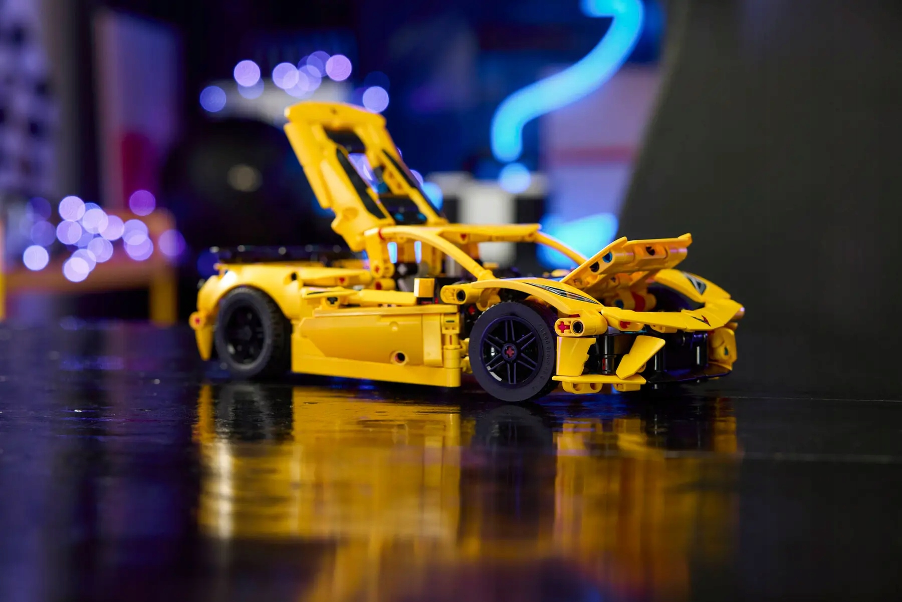 LEGO TECHNIC 42205 CHEVROLET CORVETTE STINGRAY Materiał plastik