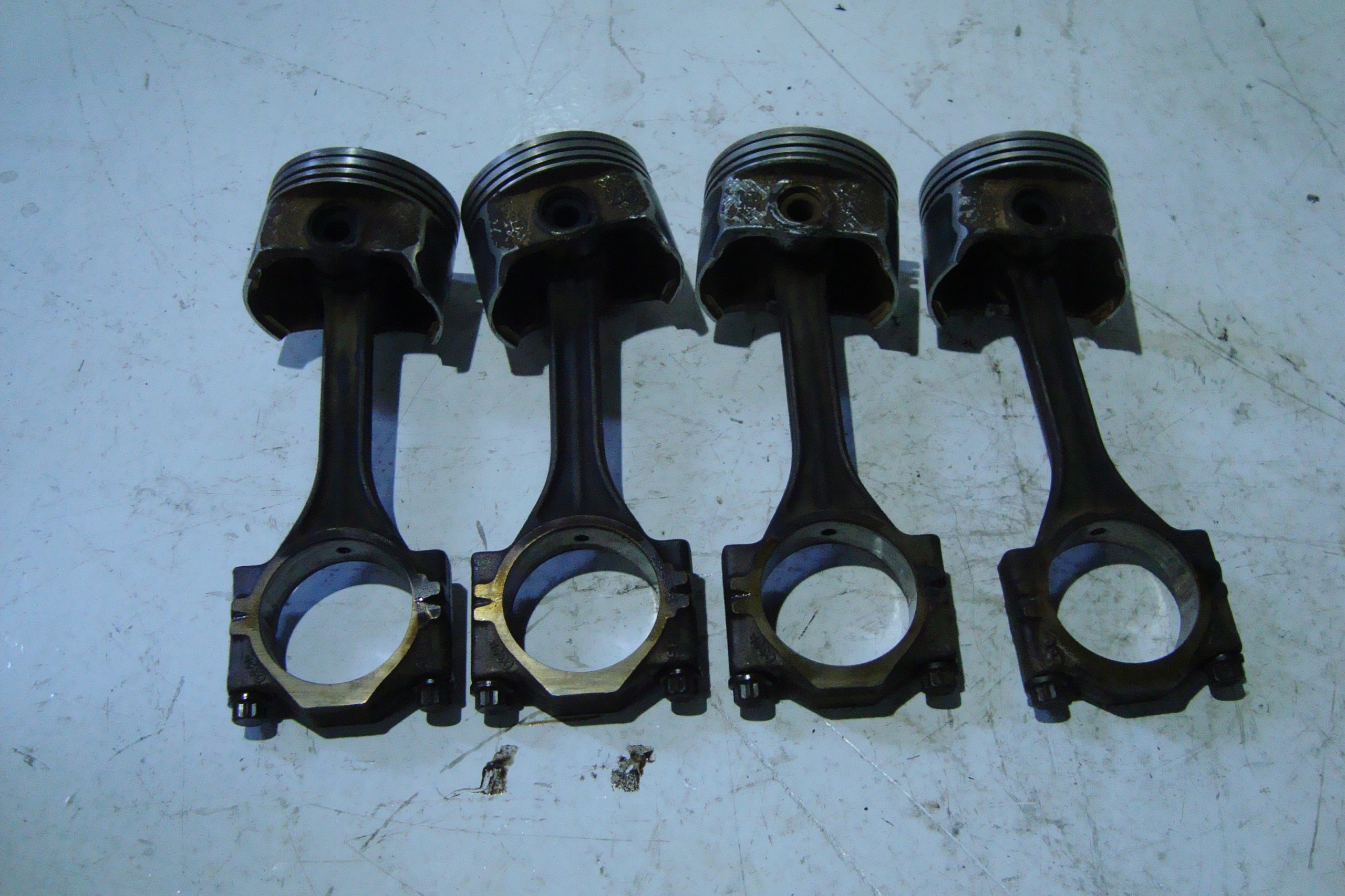 TŁOK KORBOWÓD 1,4 FSI BKG VW GOLF V 03-