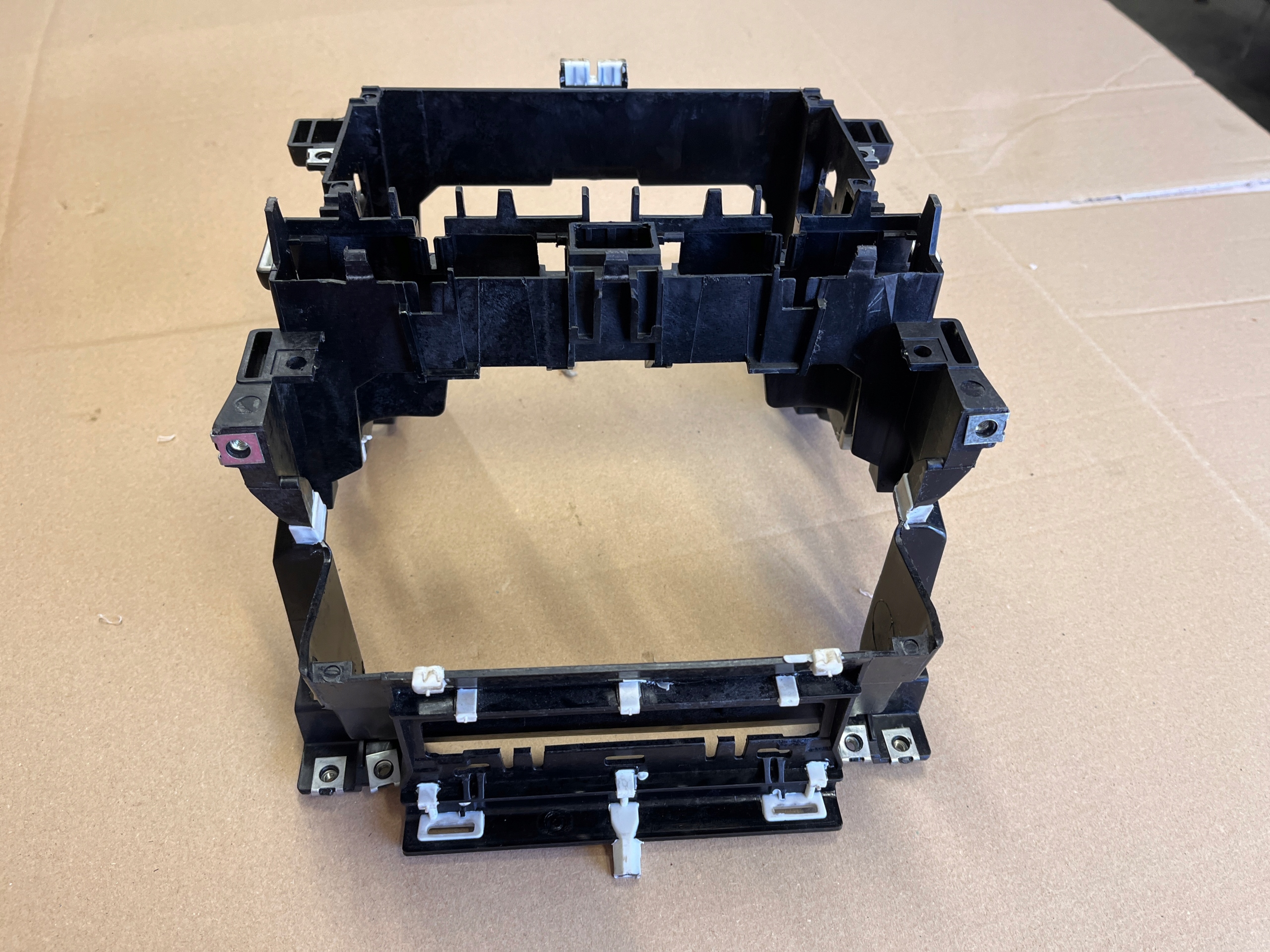 AUDI A3 8P RAMKA MOCOWANIE RADIA 8P0858005D Stan opakowania zastępcze