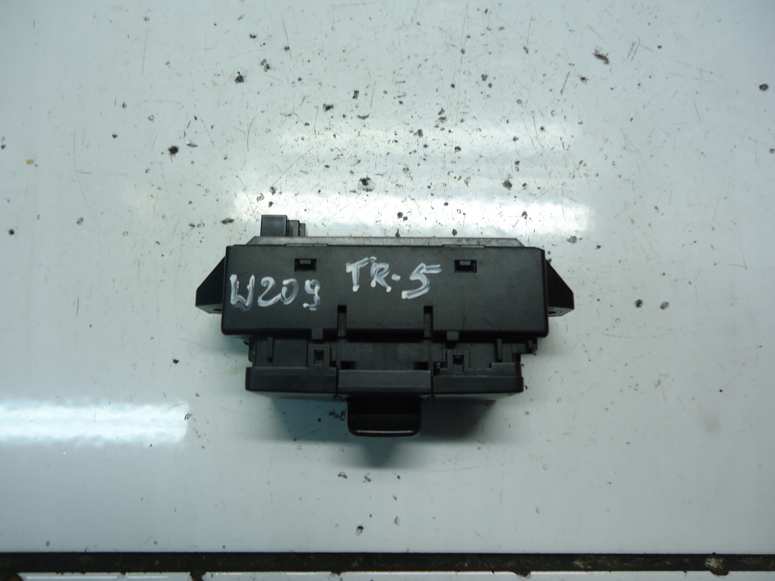 MERCEDES W209 PANEL tlačítko střechy 2098208710