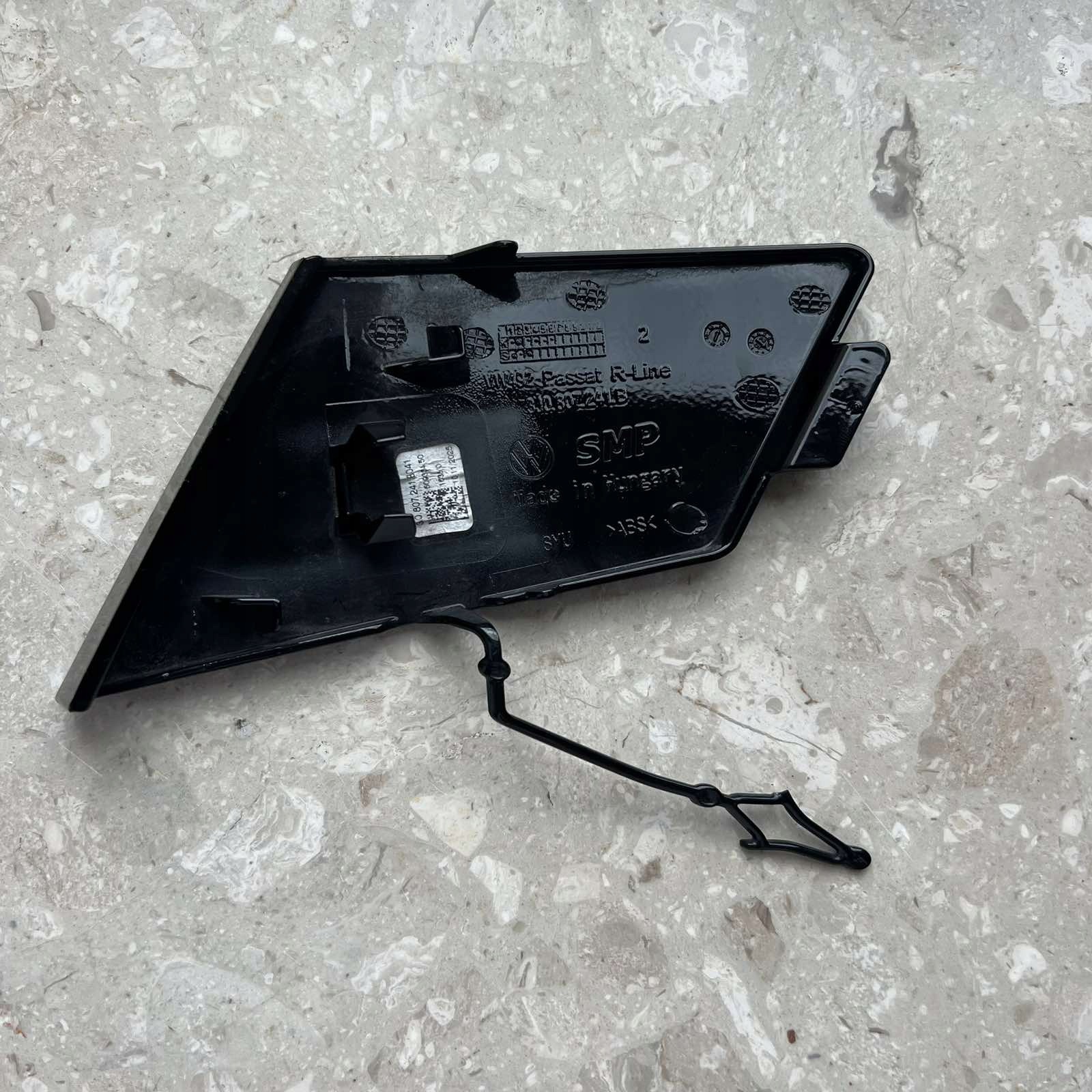 VW PASSAT B9 3J R-LINE 21- Abschleppöse der Stoßstange vorne 3J0807241B