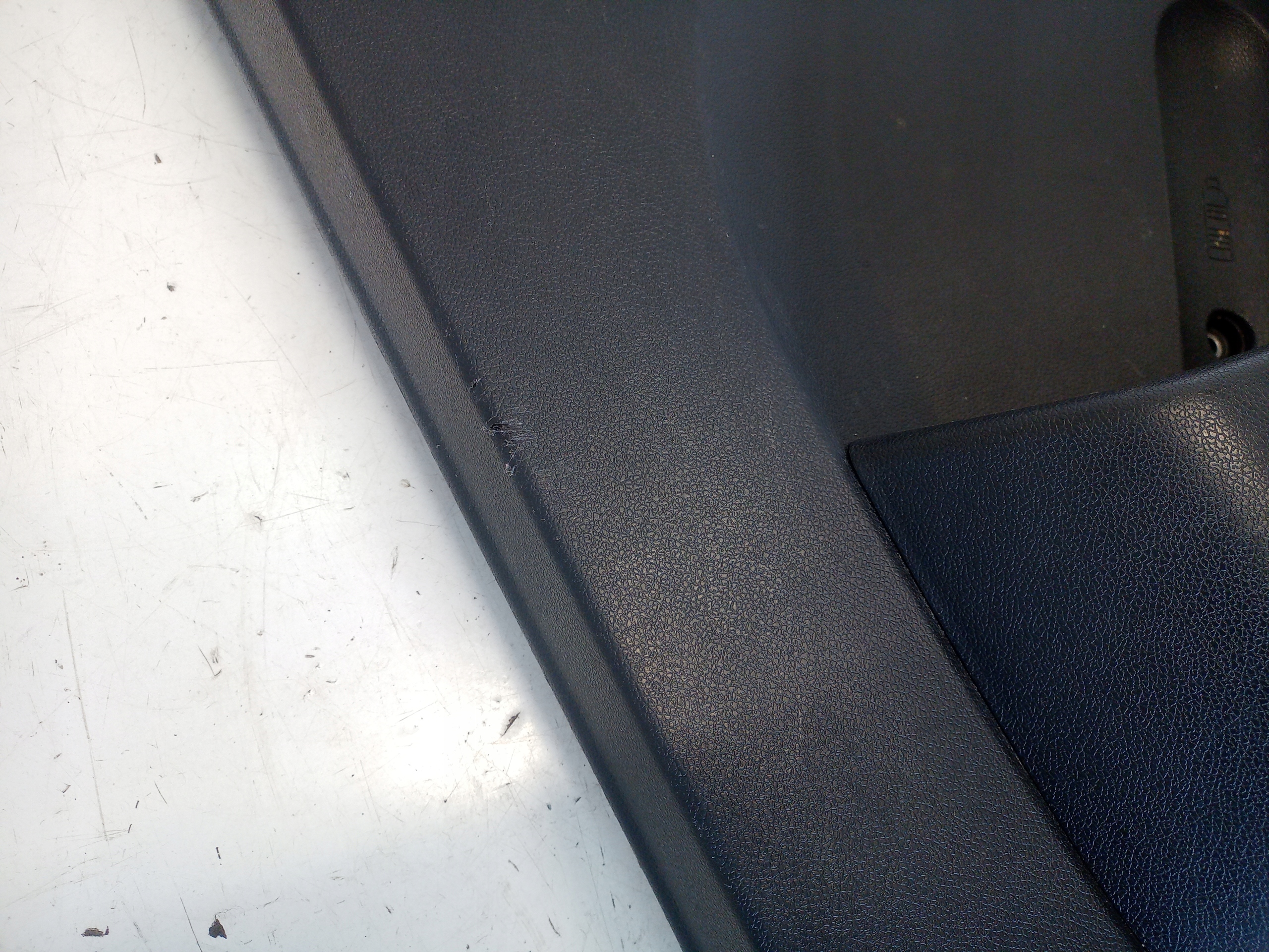 BOCZEK DRZWI LEWY PRZÓD RENAULT MASTER III Producent części Renault OE