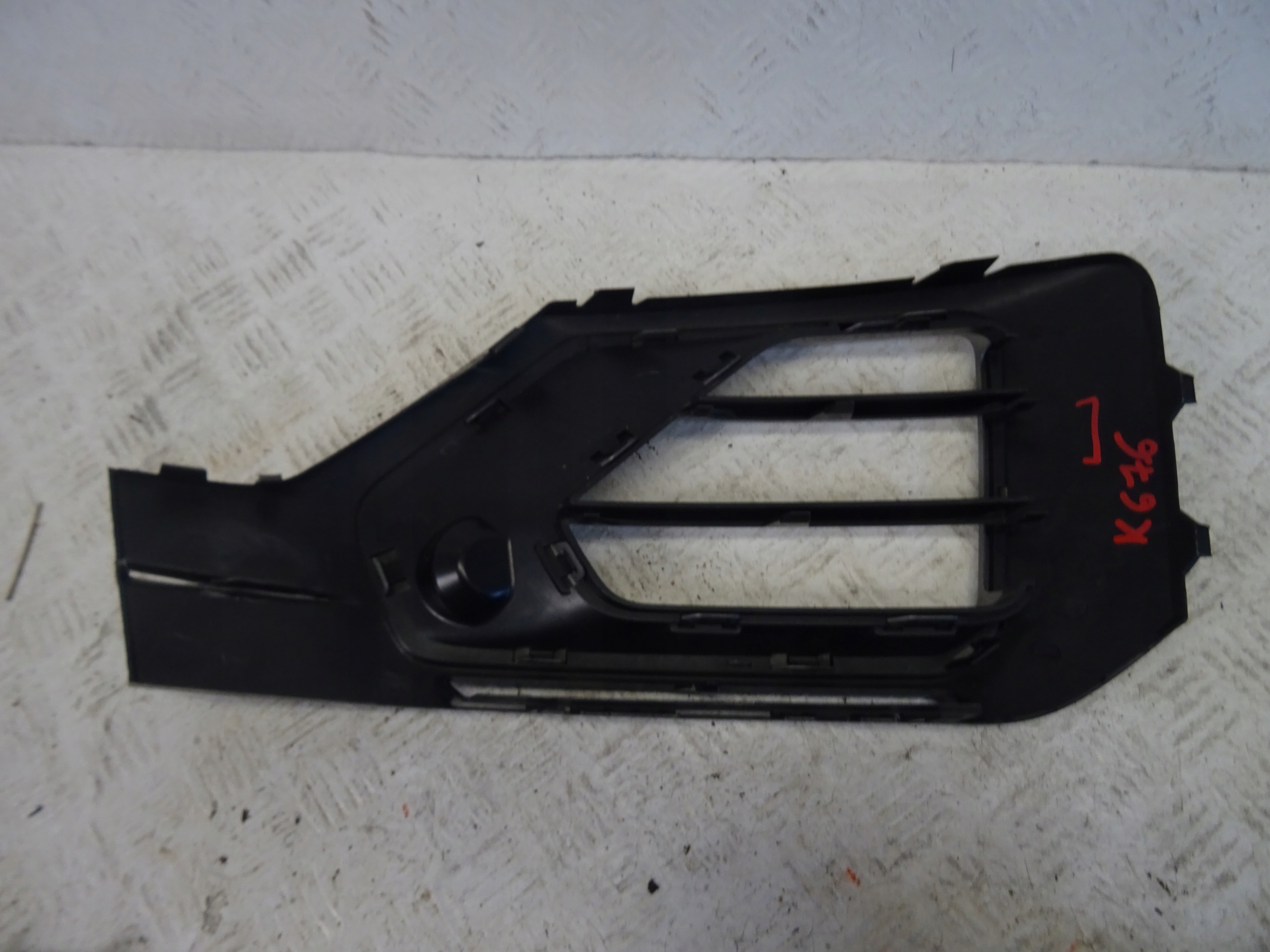 grid of a bumper front front right AUDI Q2 81A807682K