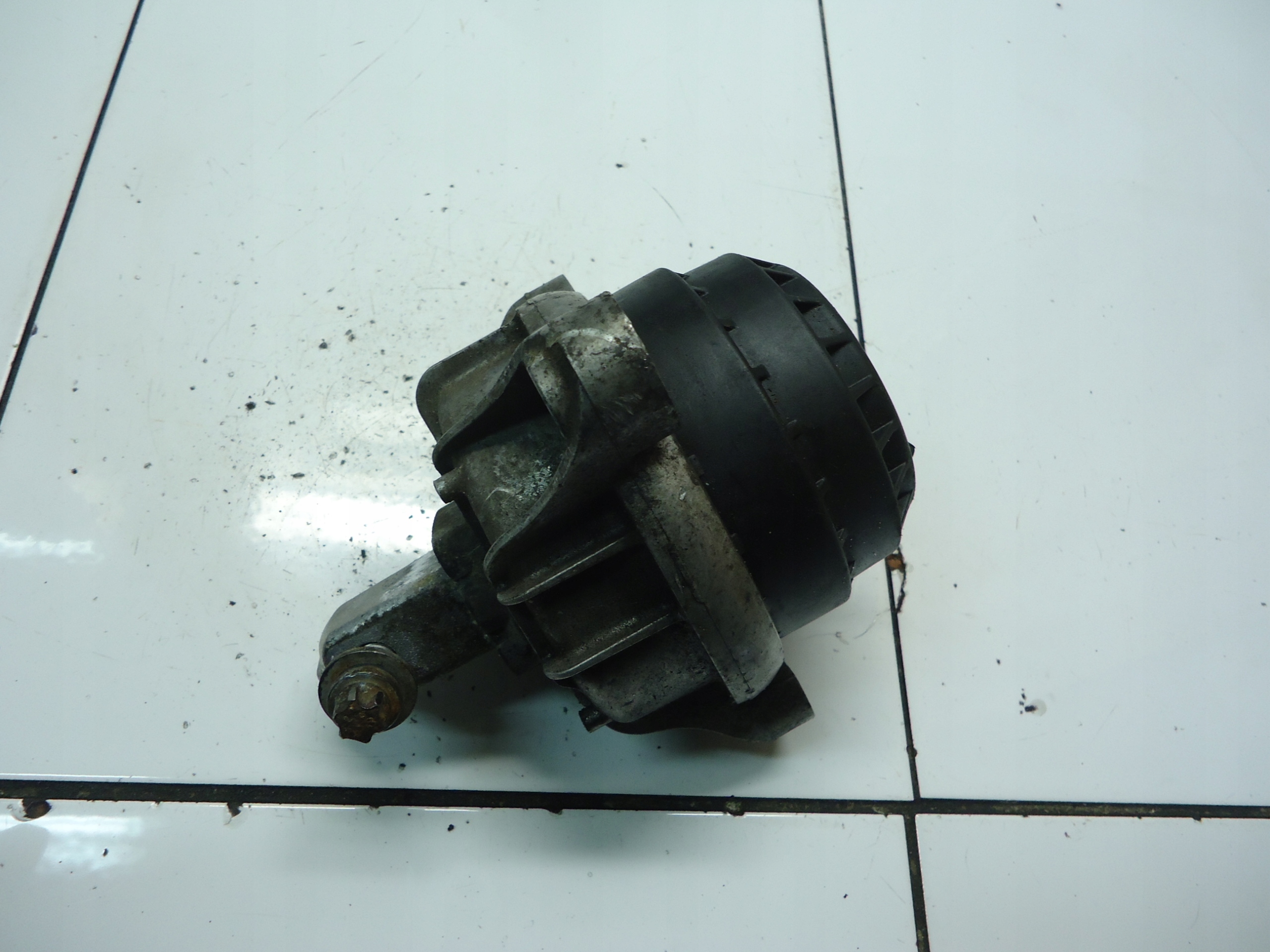 BMW 5 E60 3.0 N53B30 engine mount 6775917