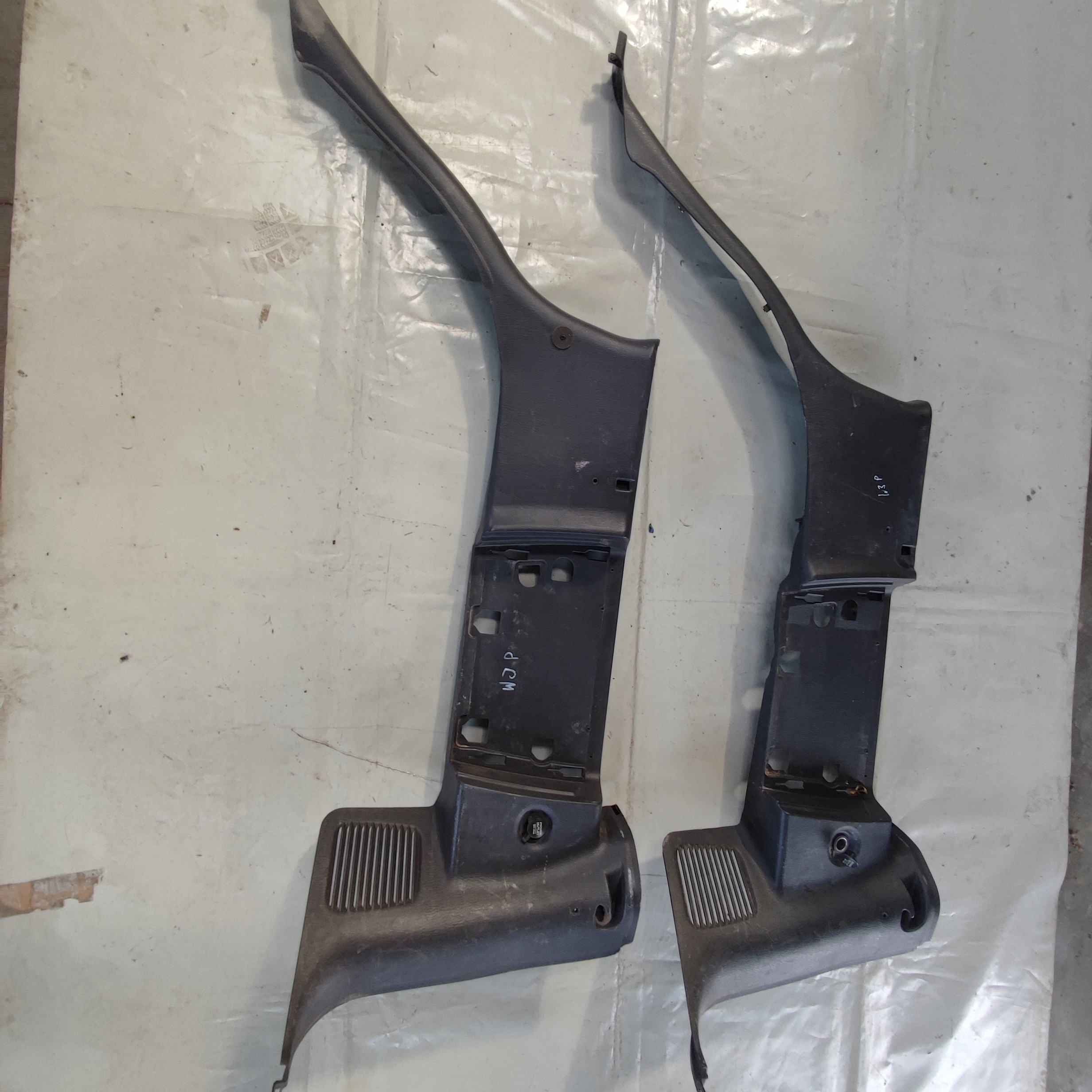 JEEP GRAND CHEROKEE WJ PLASTIK TAPICERKA BOCZEK BAGAŻNIKA PRAWY