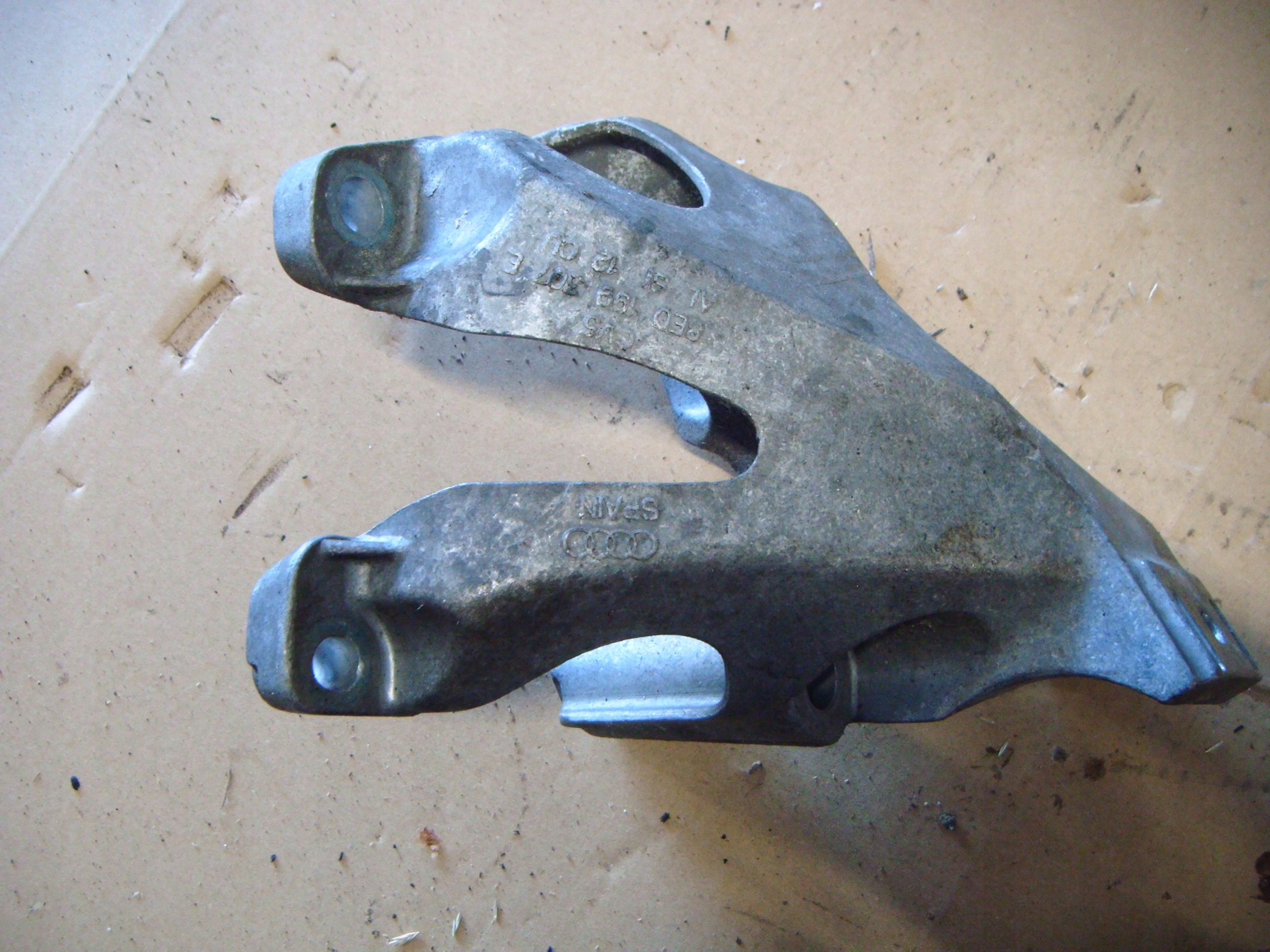 AUDI A6 C5 3.0 QUATTRO 01-04 ŁAPA 8E0199307E