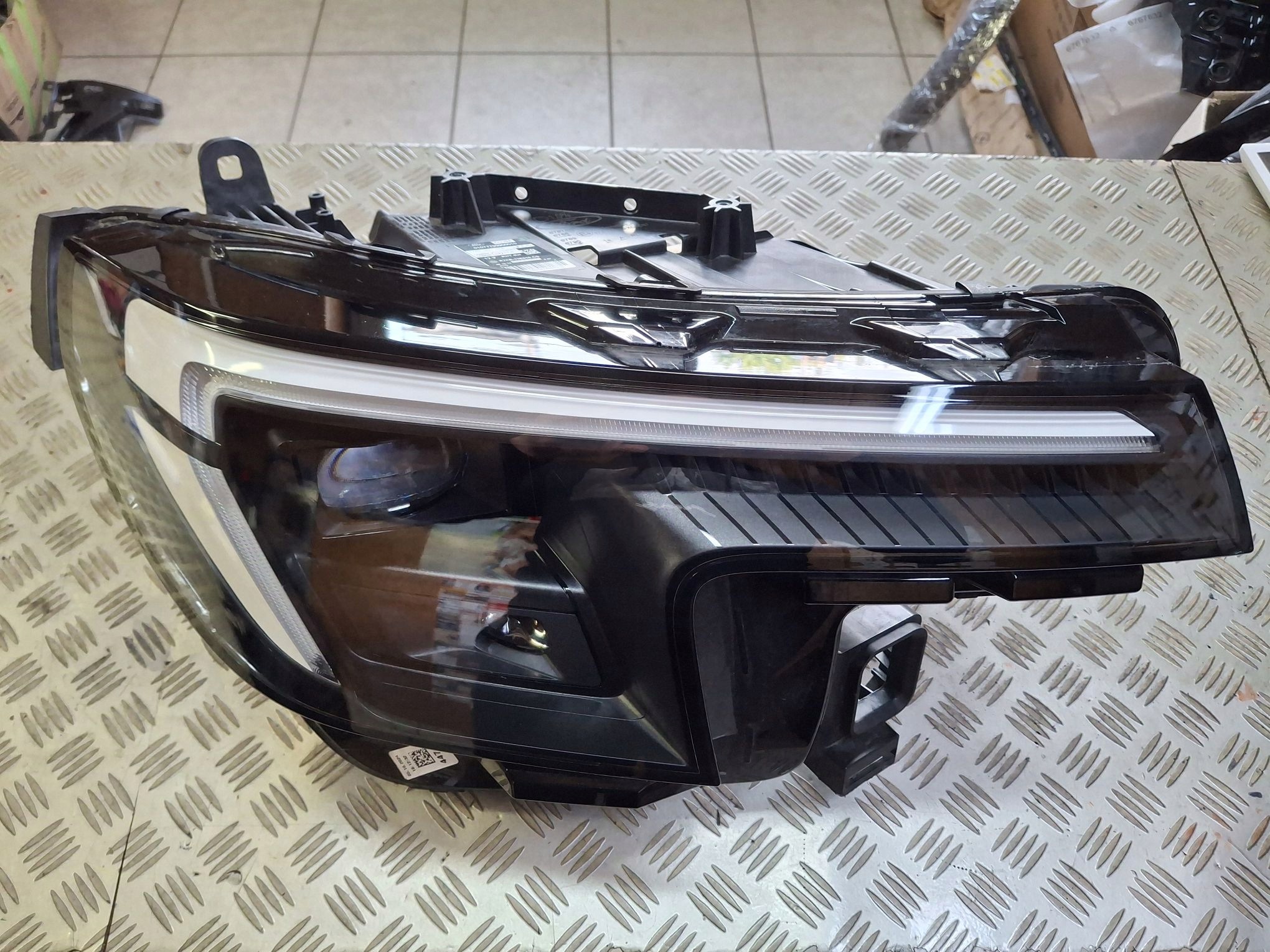 svetlo pravá predná FULL LED FORD EXPLORER EV 2023R->