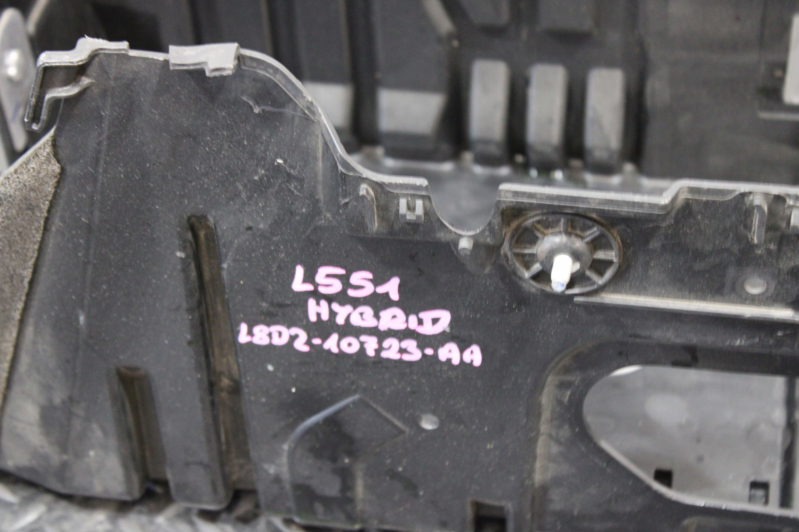 držák obal akumulátoru LAND ROVER EVOQUE II 2 L551 L8D2-10723-AA