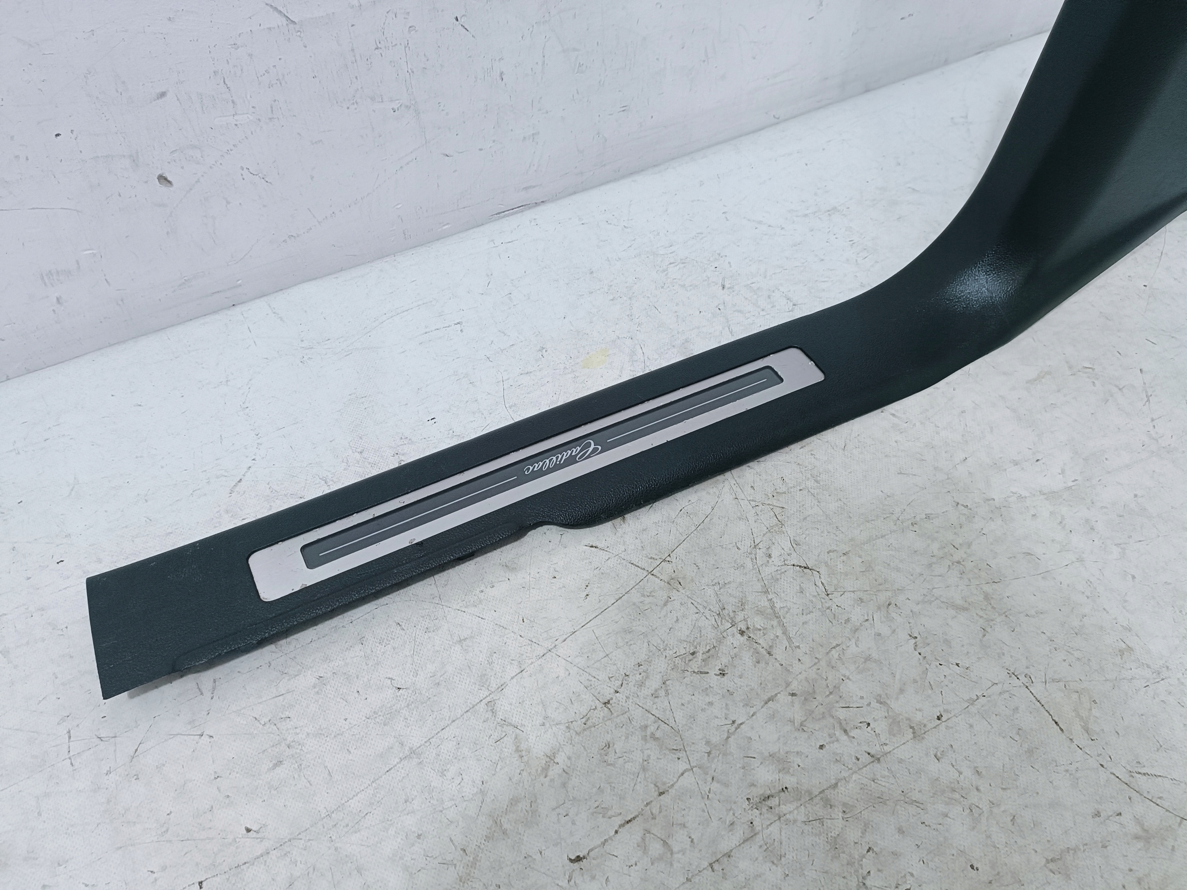 CADILLAC ESCALADE IV 15-cap moulding threshold left front 23475150