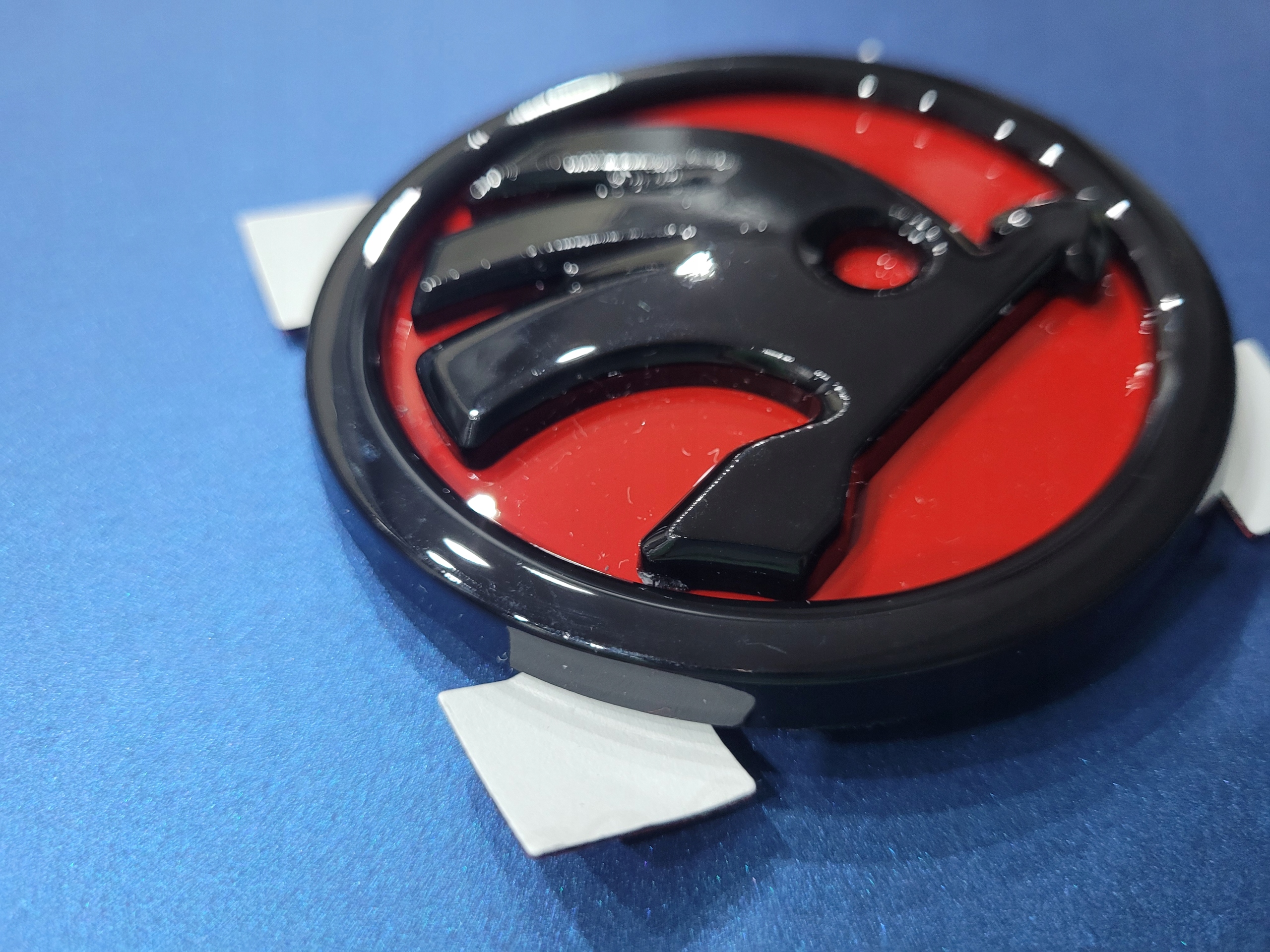 Emblemat logo do Skoda 90 mm Red-Black Glossy Numer katalogowy części emb_do_skoda_90_mm_redblack_glossy