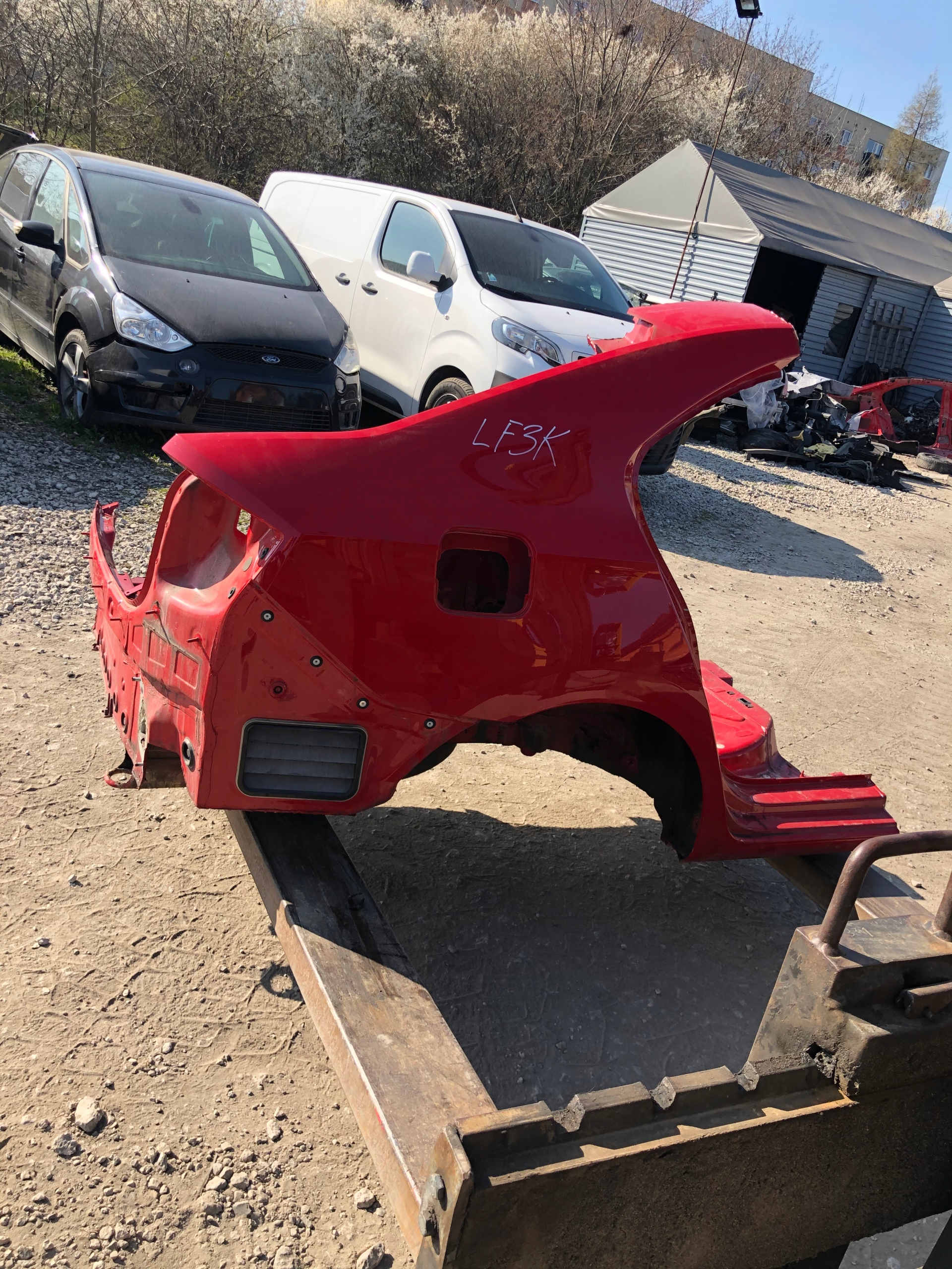 ЧЕТВЕРТИНА КРИЛО ПРАВИЙ ЗАД. ШКОДА RAPID II 2015r