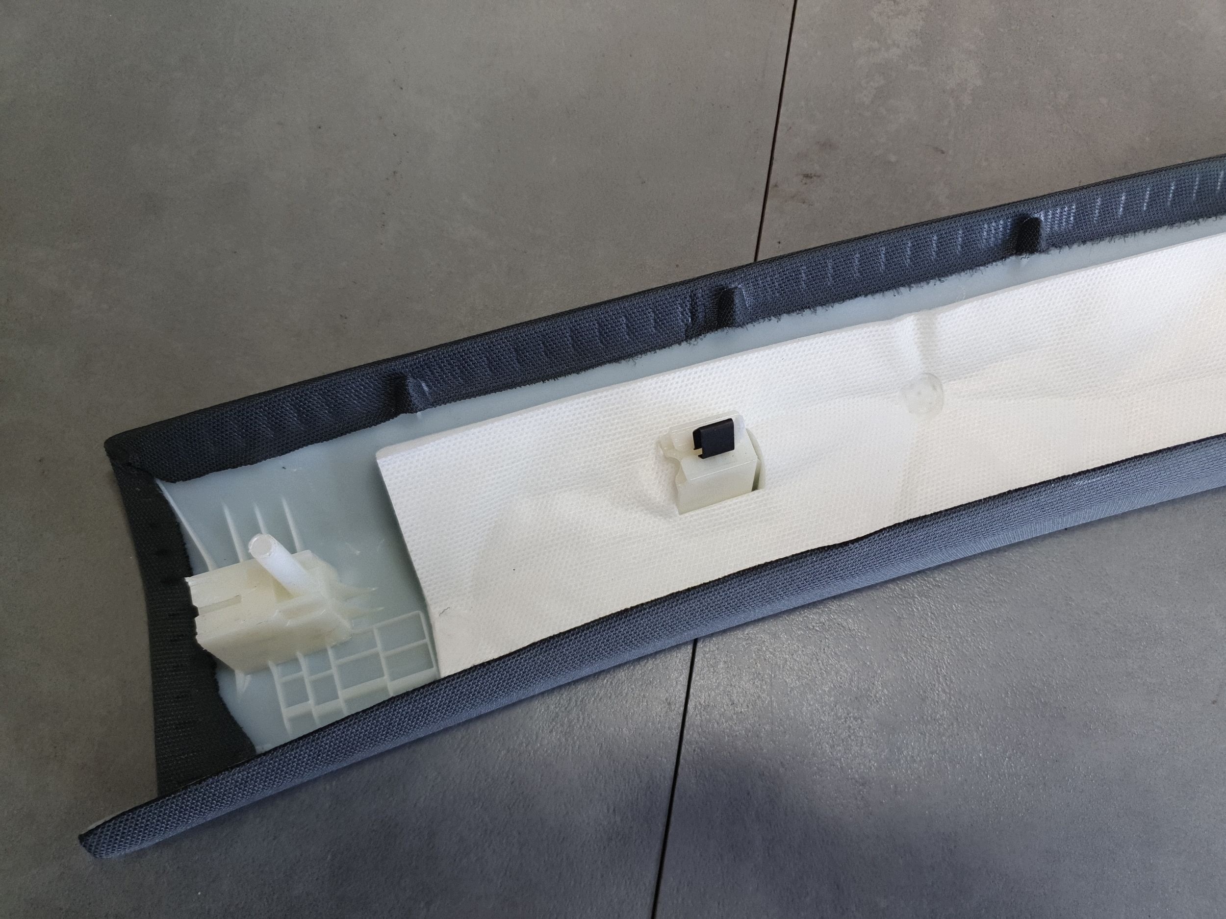 Audi A3 8Y Blende Abdeckung slupka A rechts 8Y0867234B