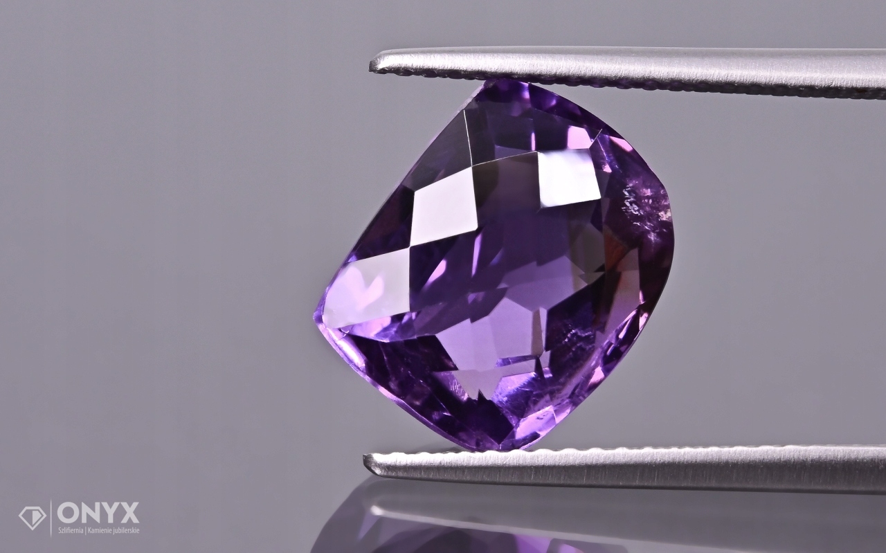 Ametyst fazetovaný nepravidelný 11,5x9,5 mm