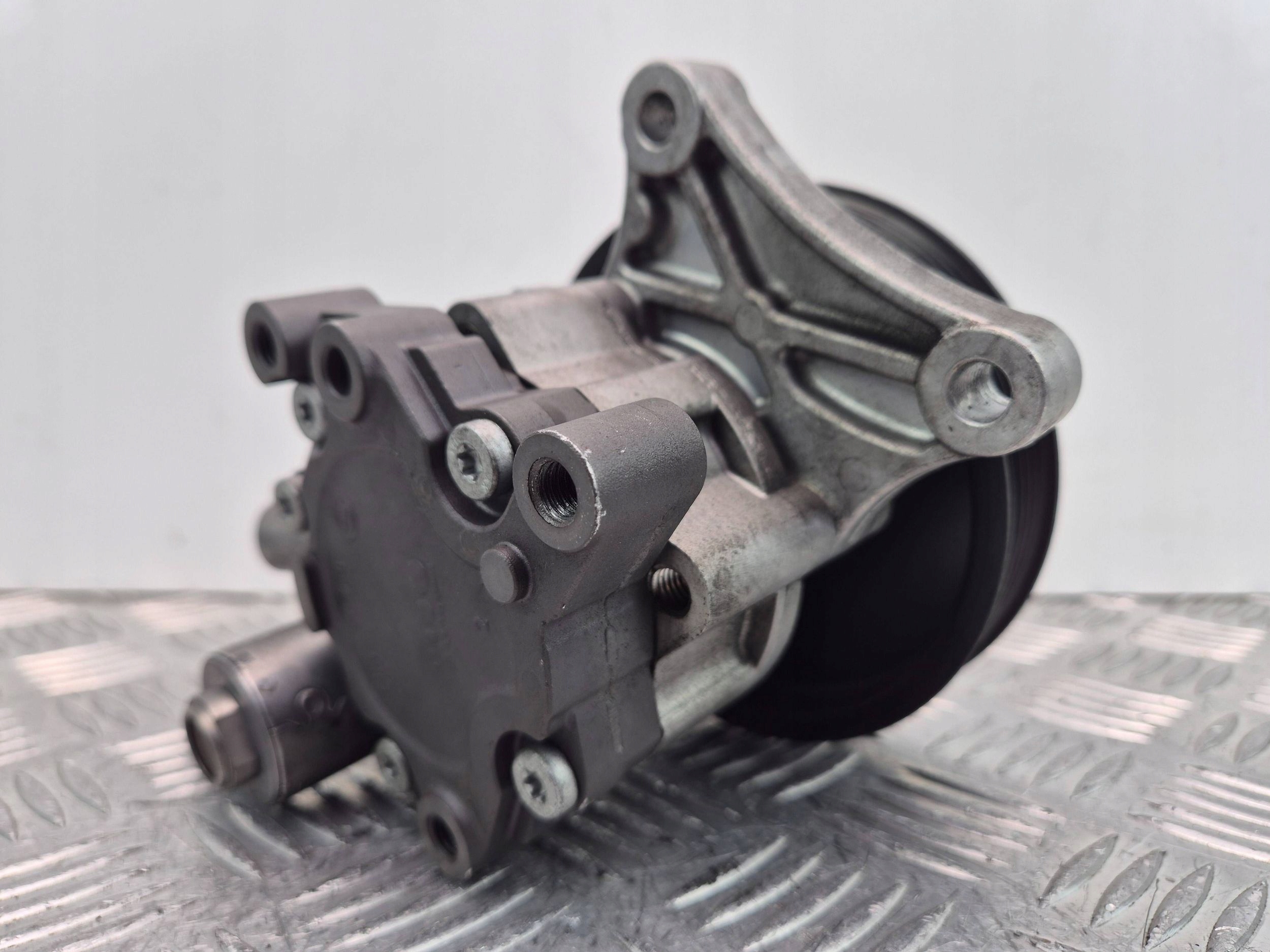 Mercedes E250 CGI W212 compressor; compressor of the air conditioning A0064667501