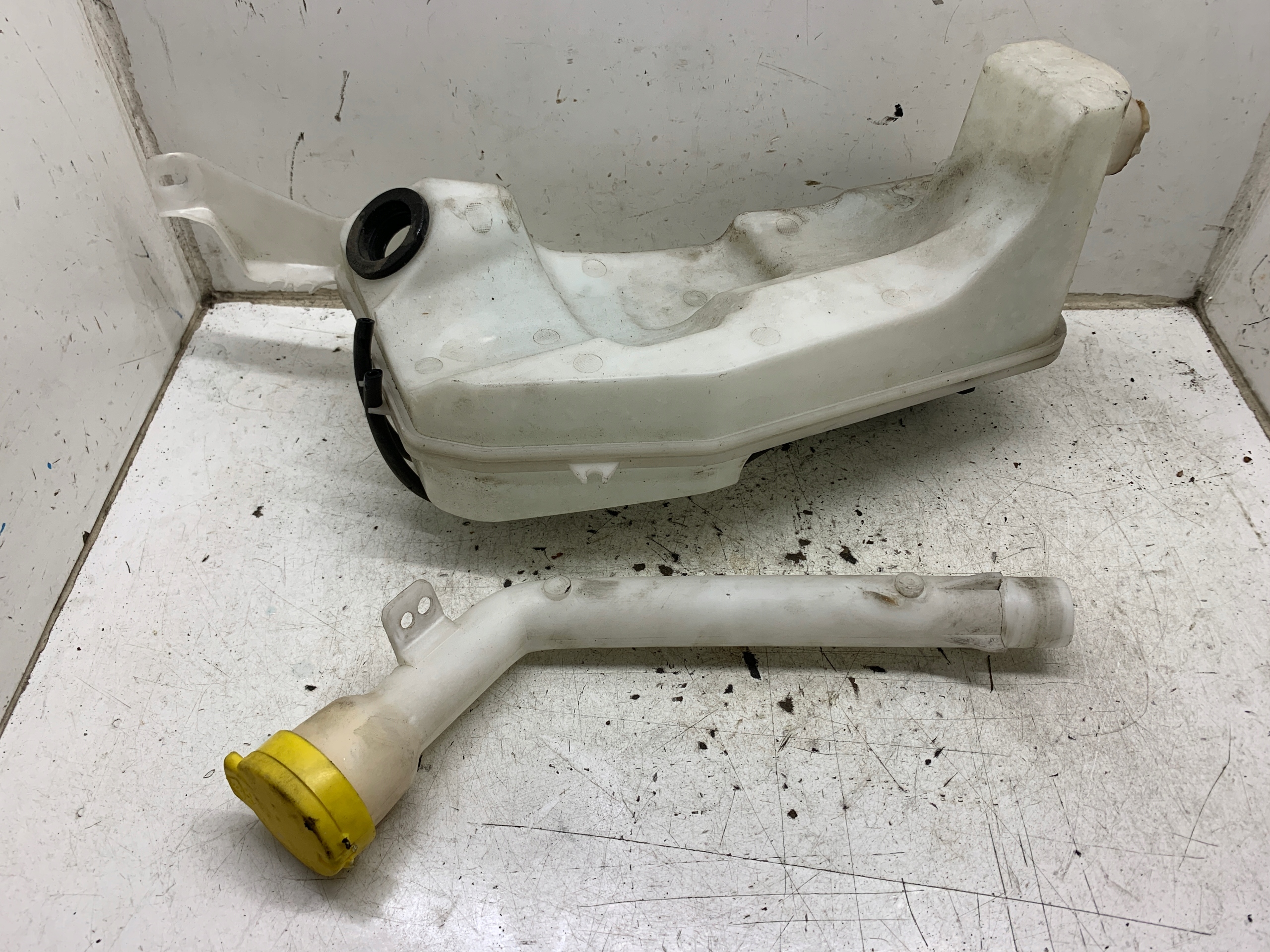 washer fluid tank RENAULT CLIO IV 312818300