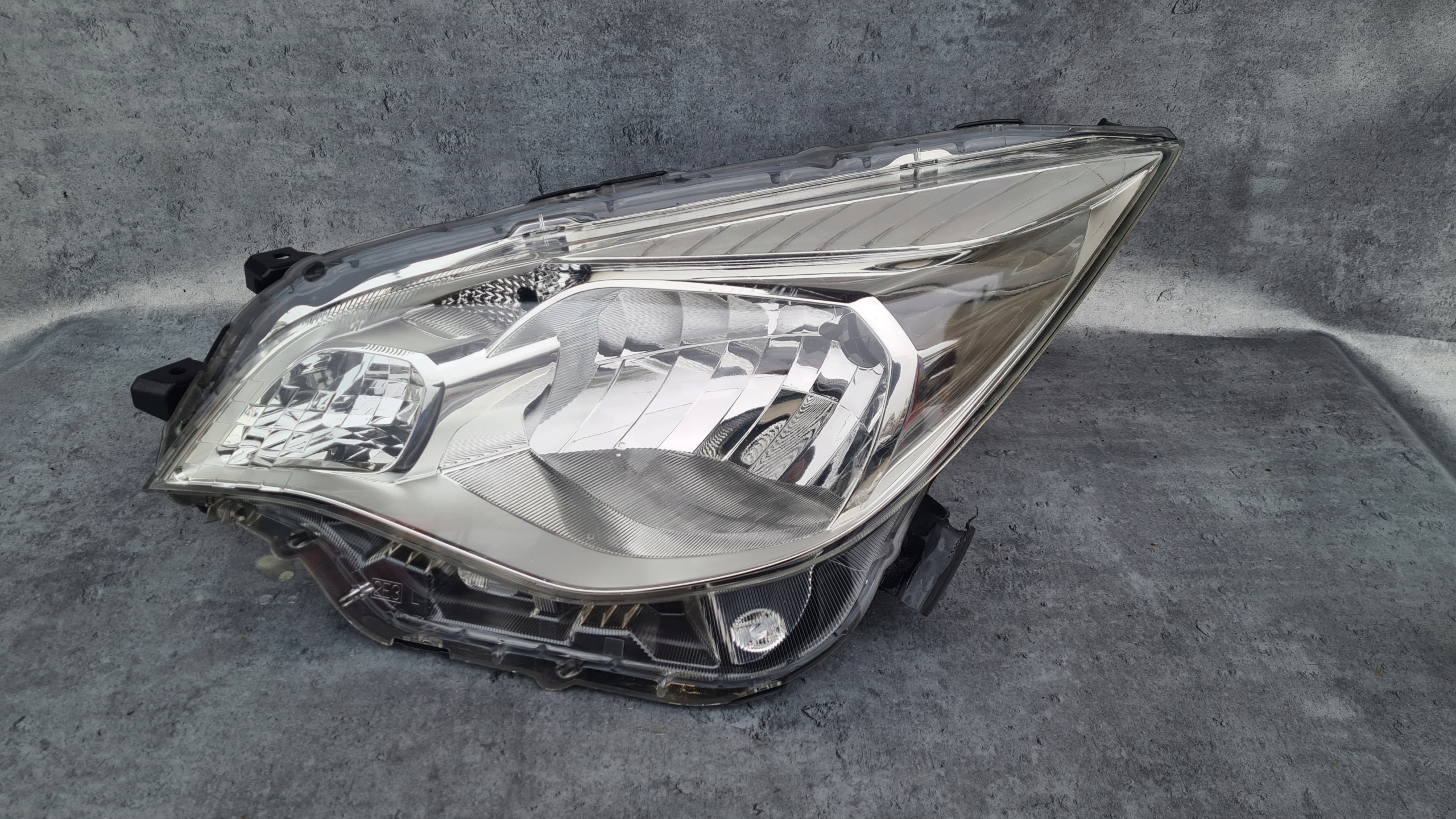 ФАРА ПЕРЕД ЛЕВА SUBARU ТРЕЗИА