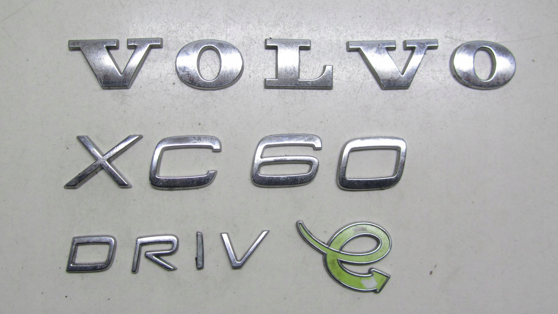 VOLVO XC60 DRIVE ZNACZEK KLAPY EMBLEMAT 08-13