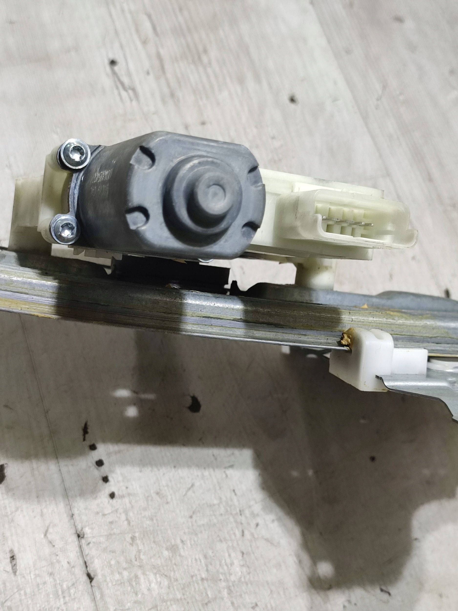 Peugeot 308 2019 rear part left electrical window regulator door tylnych