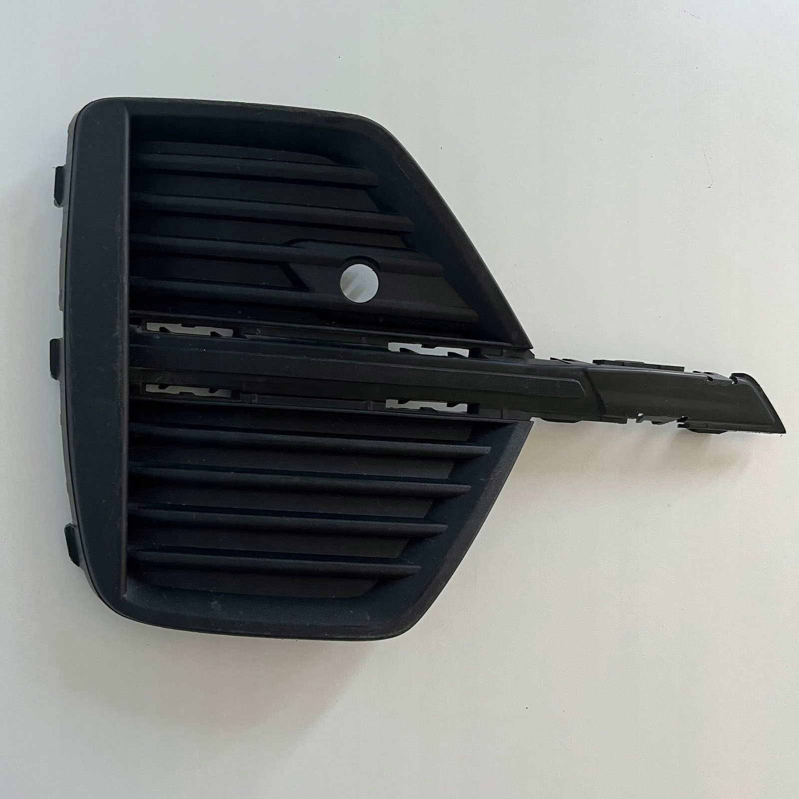 VOLVO XC60 II 2022- grid W bumper front left PDC 32234946