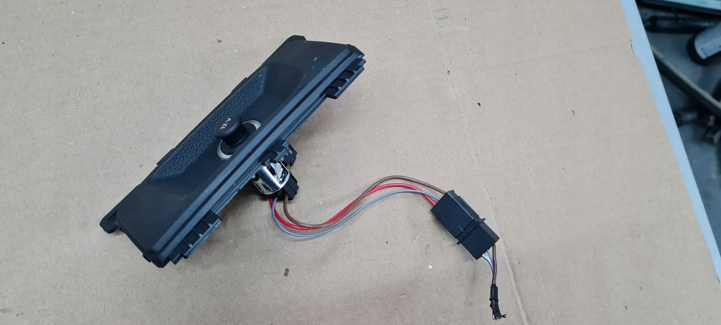 Q5 80A заглушка решетки консоль 12V 80A863324