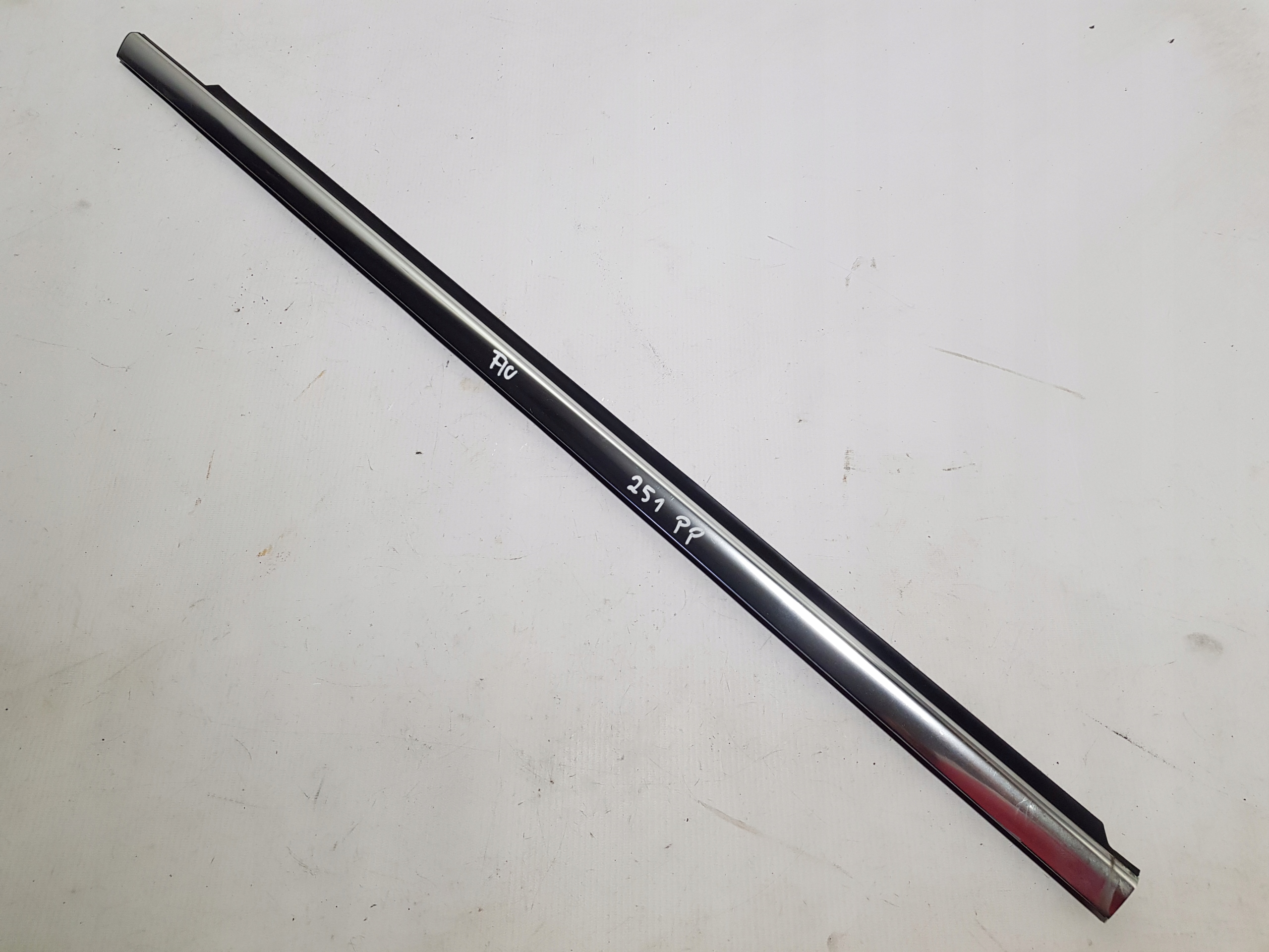 moulding door right front dust CHROM MERCEDES W251